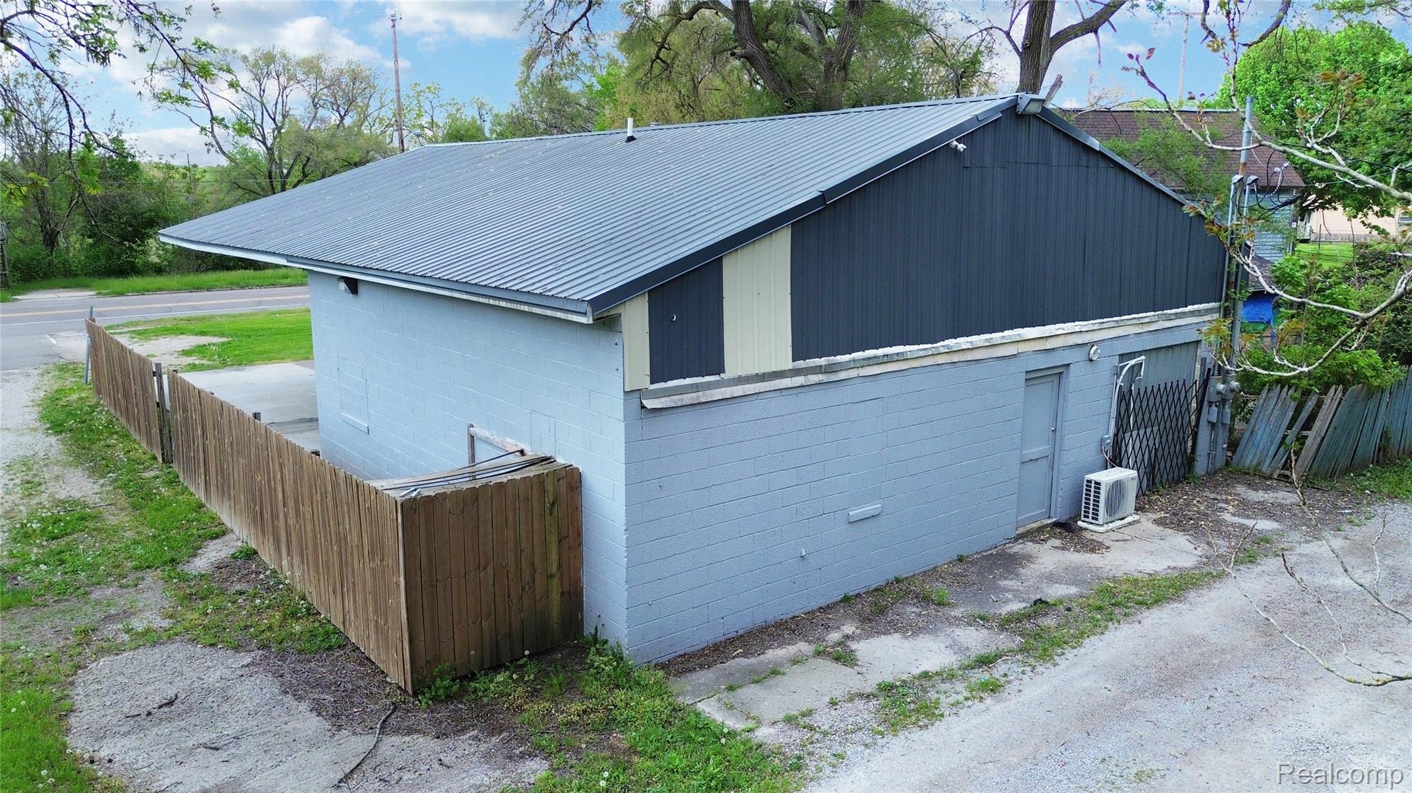 713 Fenton Road Property Photo 3