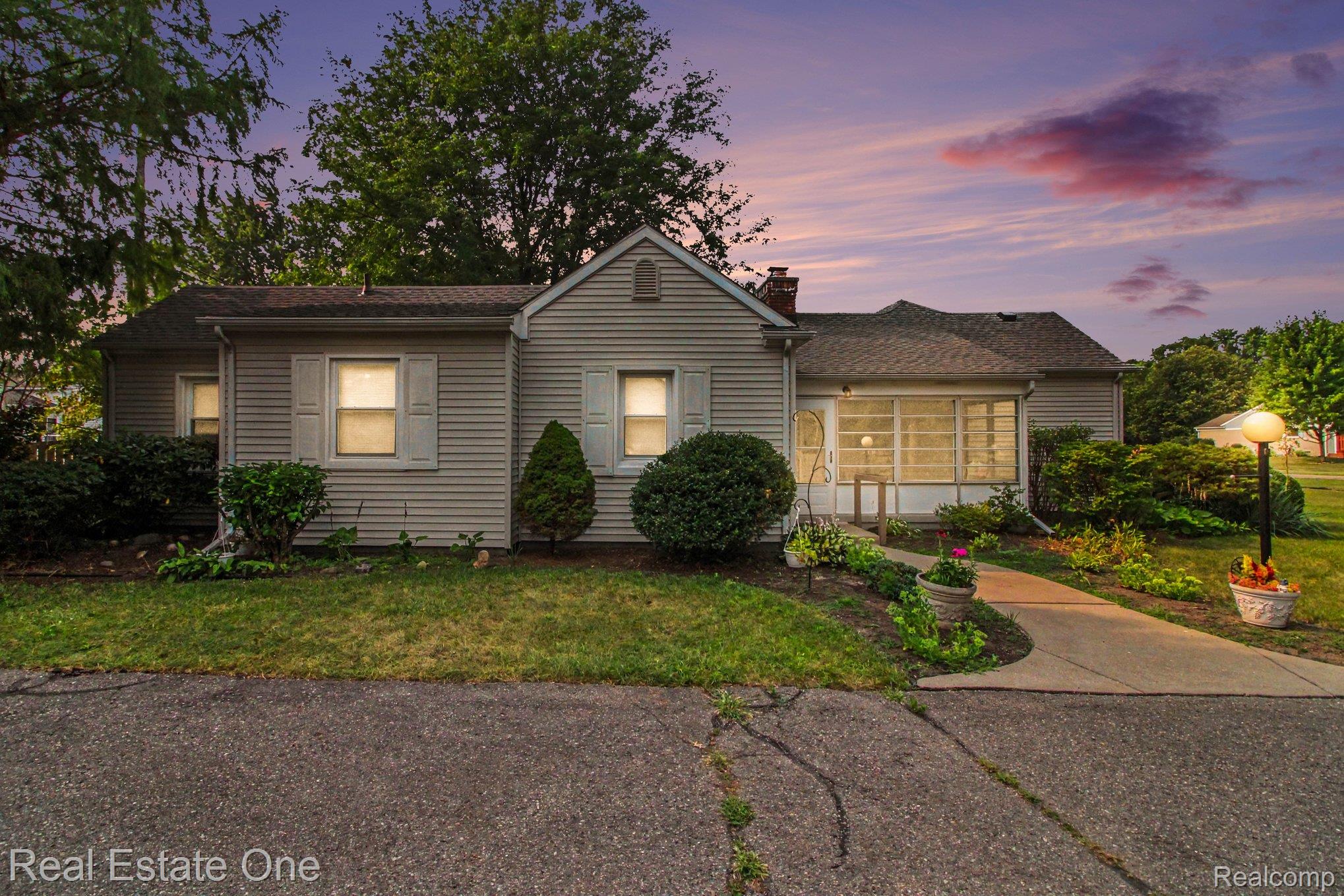 9116 Hix Road Property Photo 1