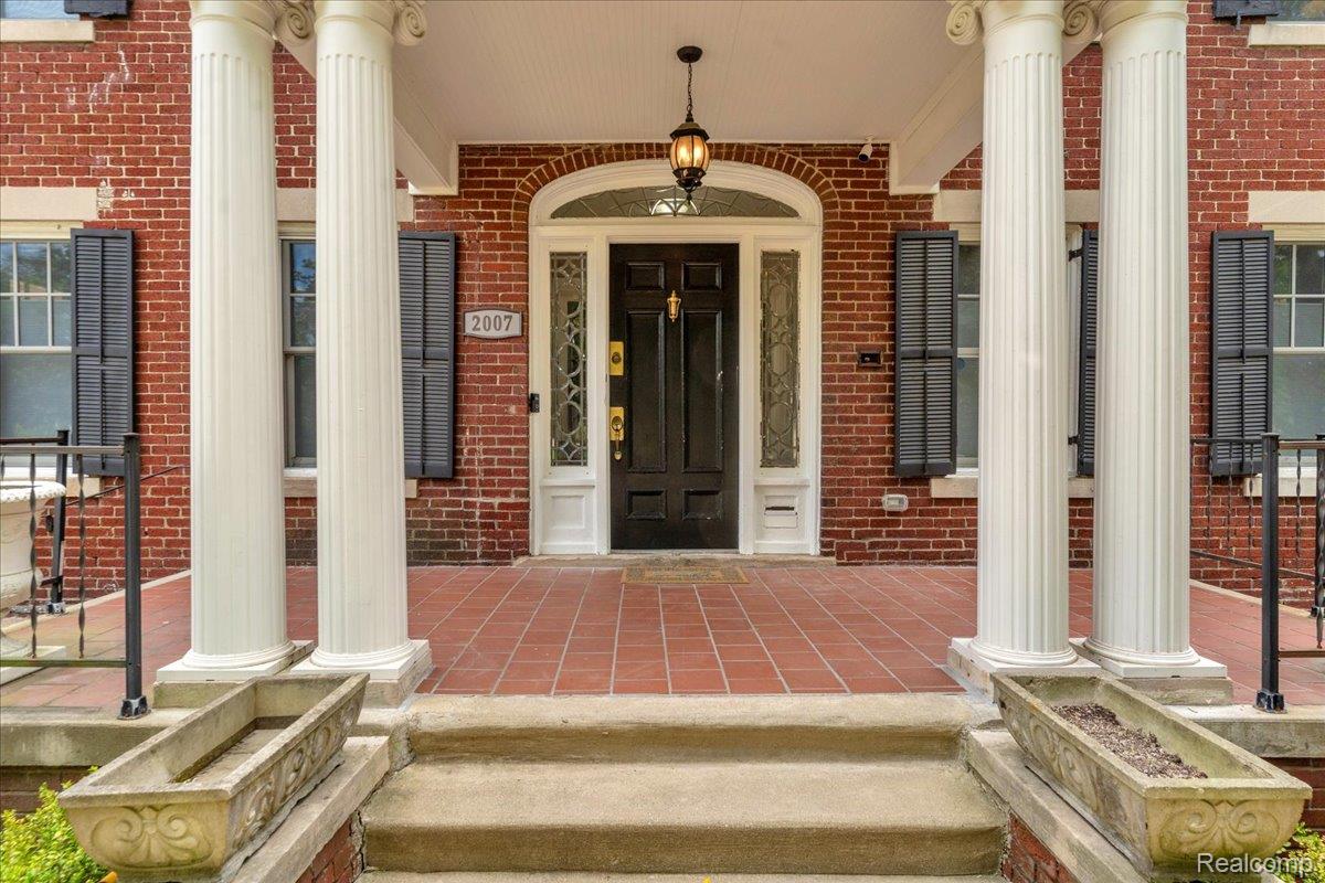 2007 W Boston Boulevard Property Photo 2