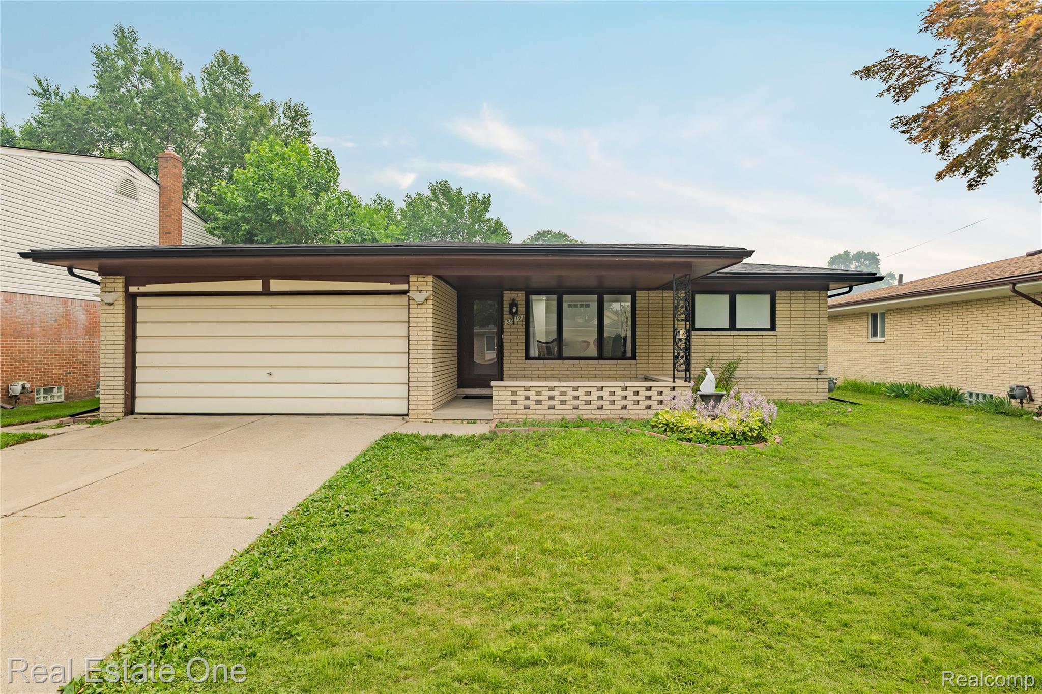 37719 Adrian Drive Property Photo 3