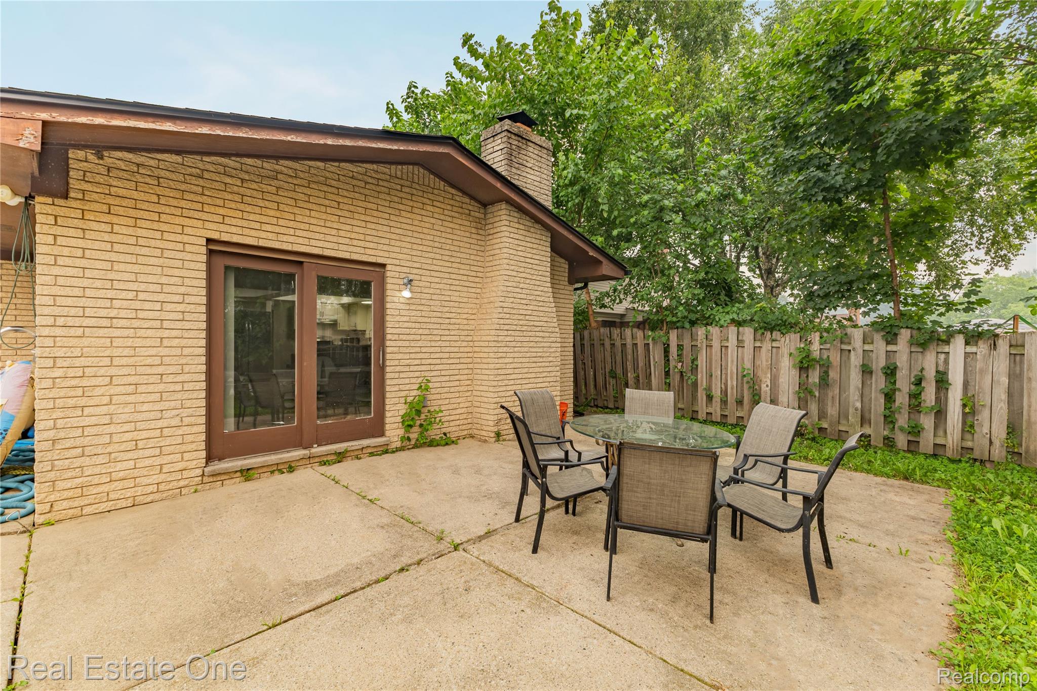 37719 Adrian Drive Property Photo 4