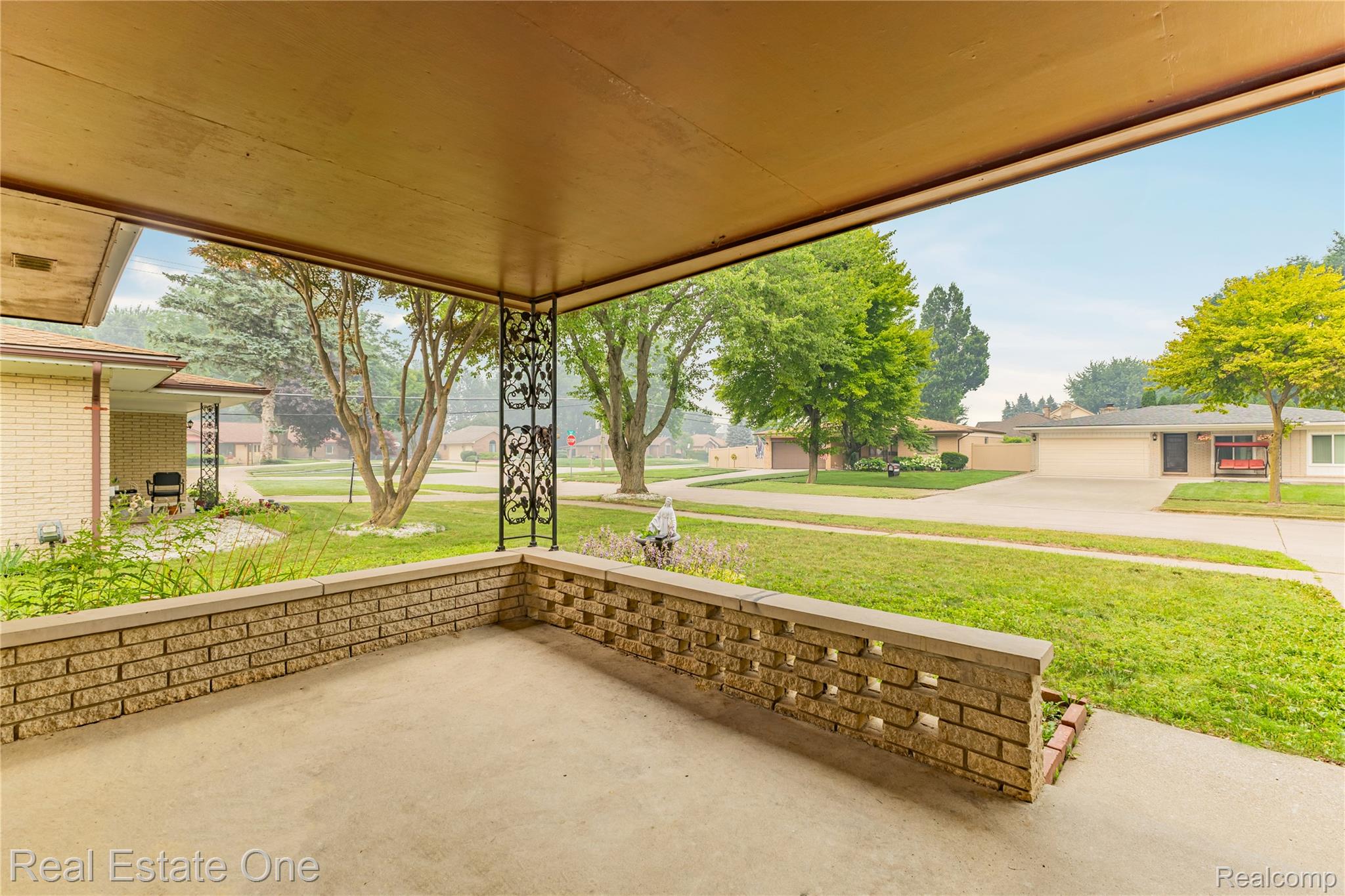37719 Adrian Drive Property Photo 5