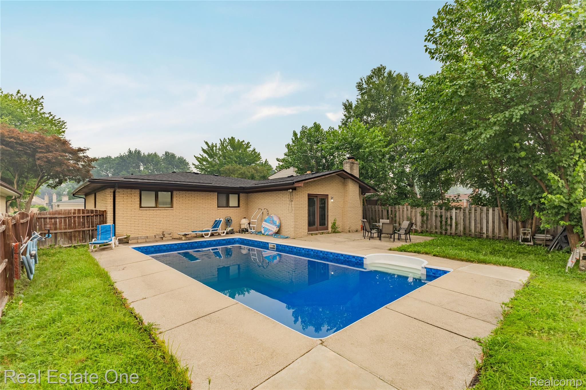 37719 Adrian Drive Property Photo 6