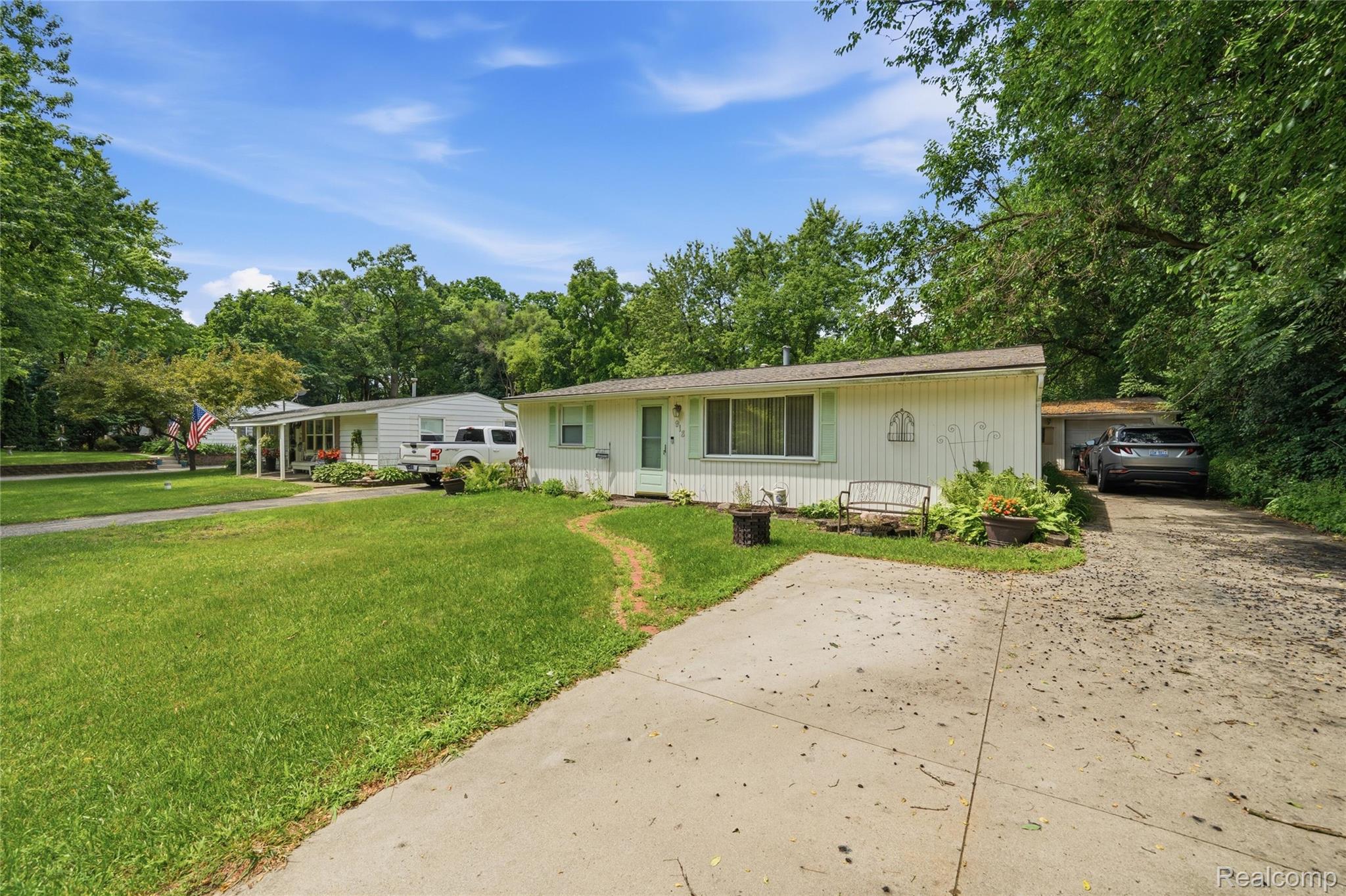 918 Pine Tree Road Property Photo 1