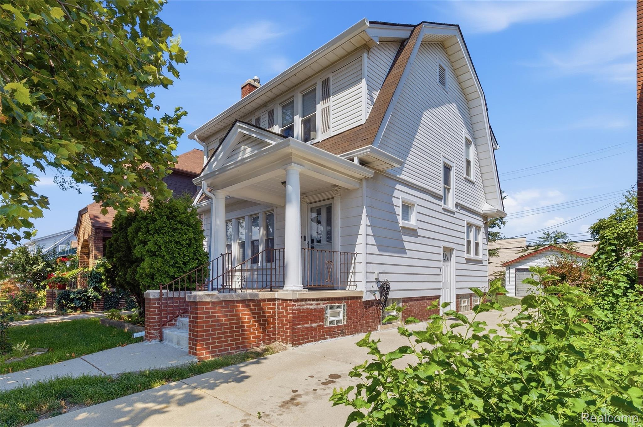 5056 Maple Street Property Photo 1