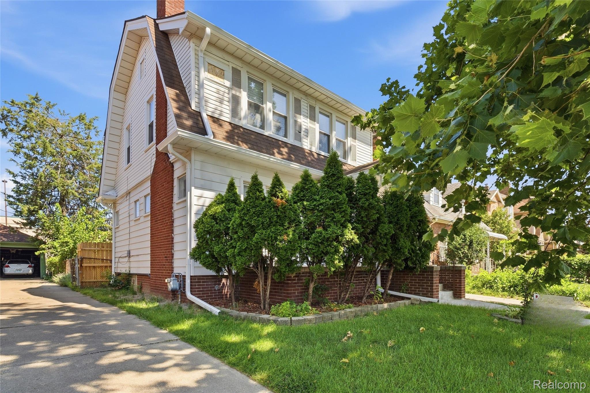 5056 Maple Street Property Photo 4