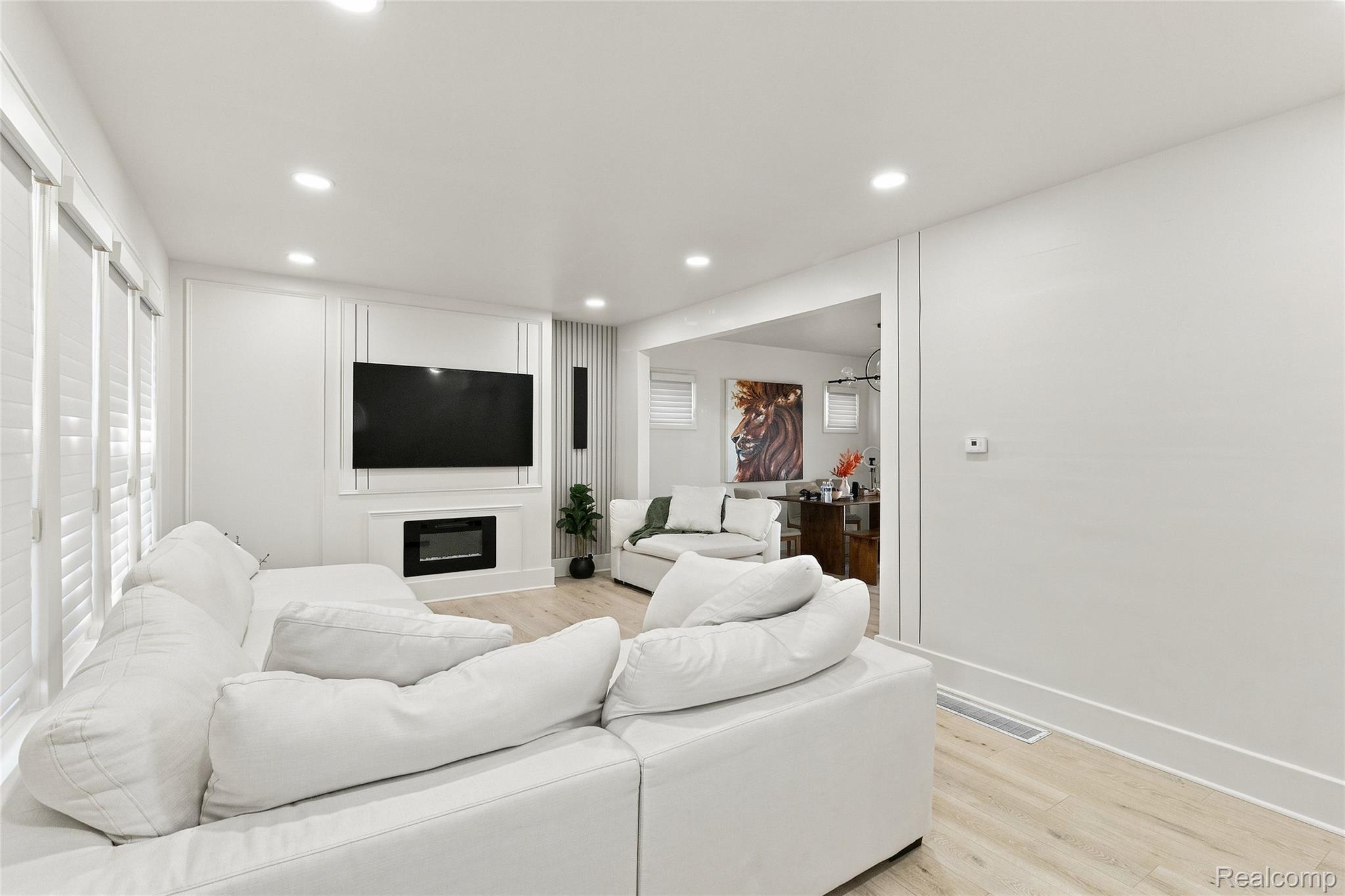 5056 Maple Street Property Photo 5