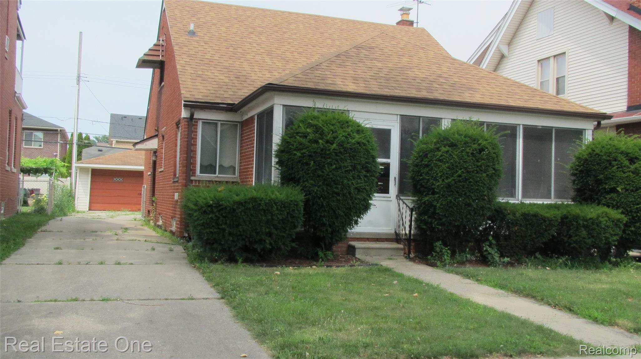 4905 Maple Street Property Photo 1