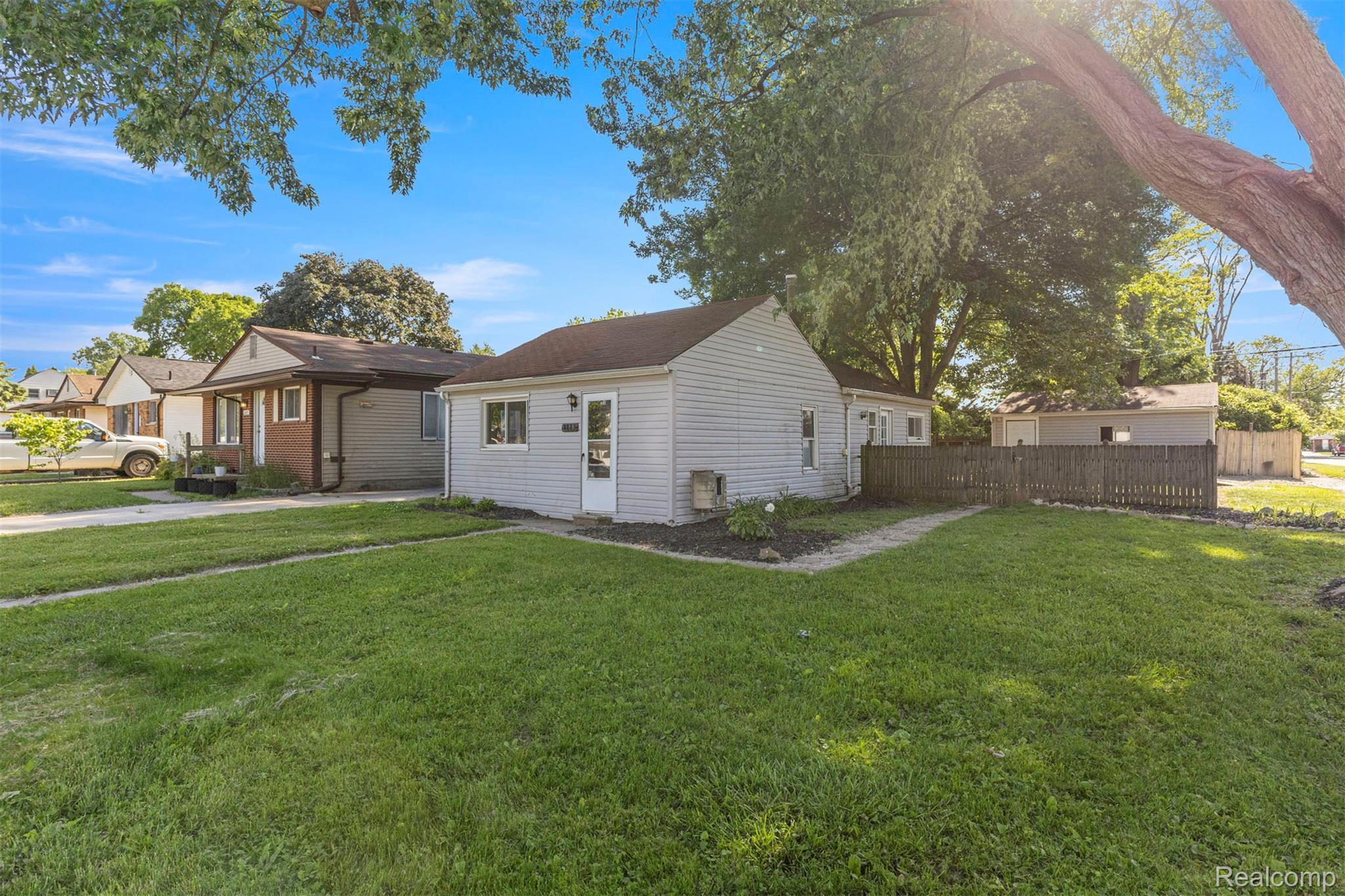 8279 Hugh Street Property Photo 1