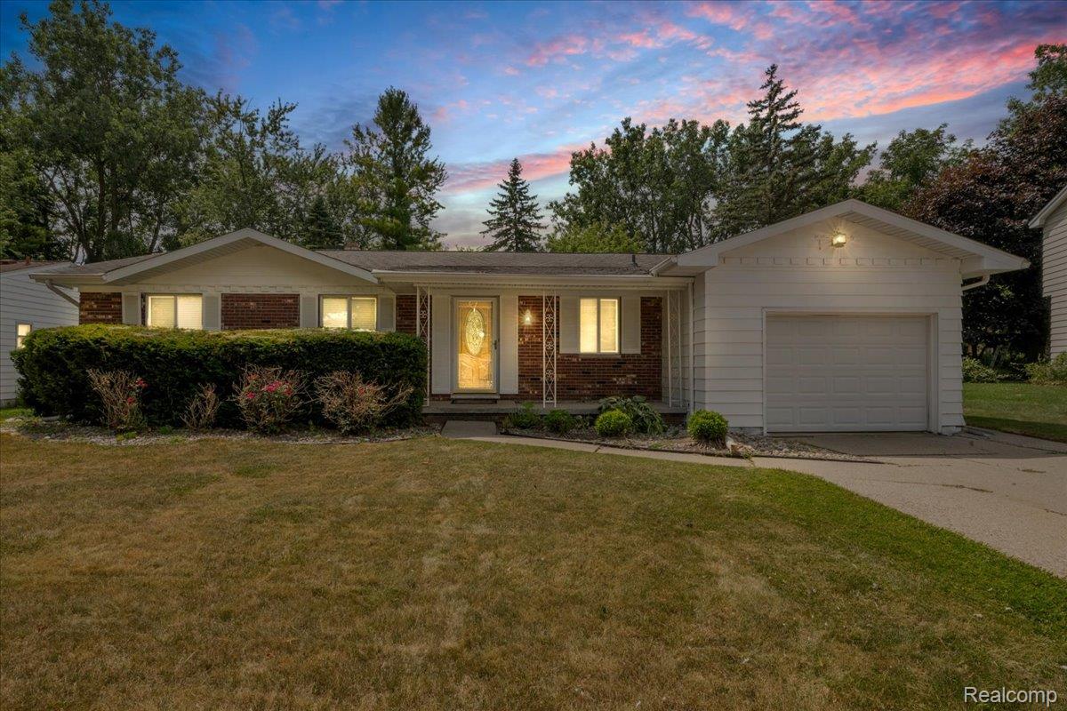 1933 Tamarisk Drive Property Photo 1