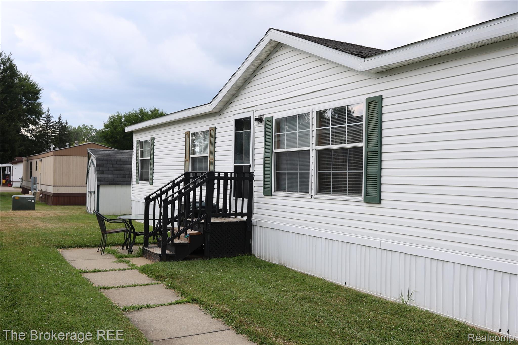 93 Woodcrest Property Photo 2