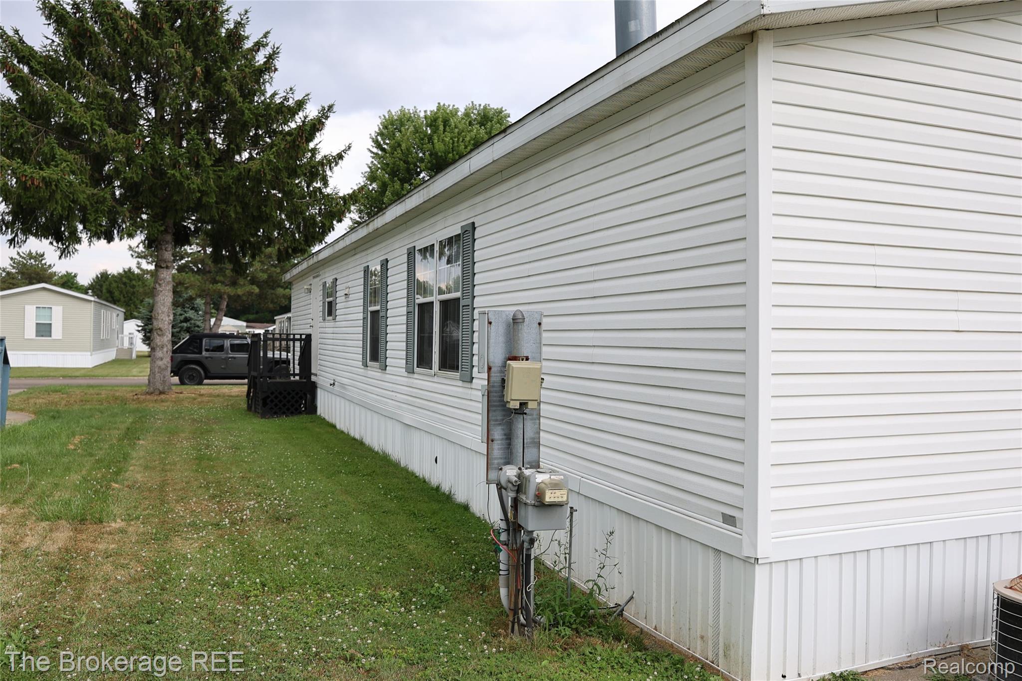 93 Woodcrest Property Photo 3