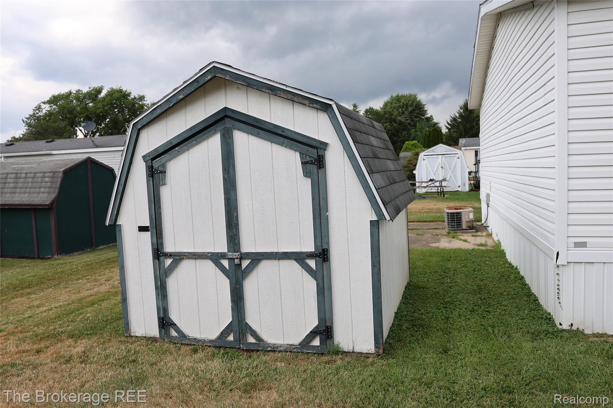 93 Woodcrest Property Photo 4