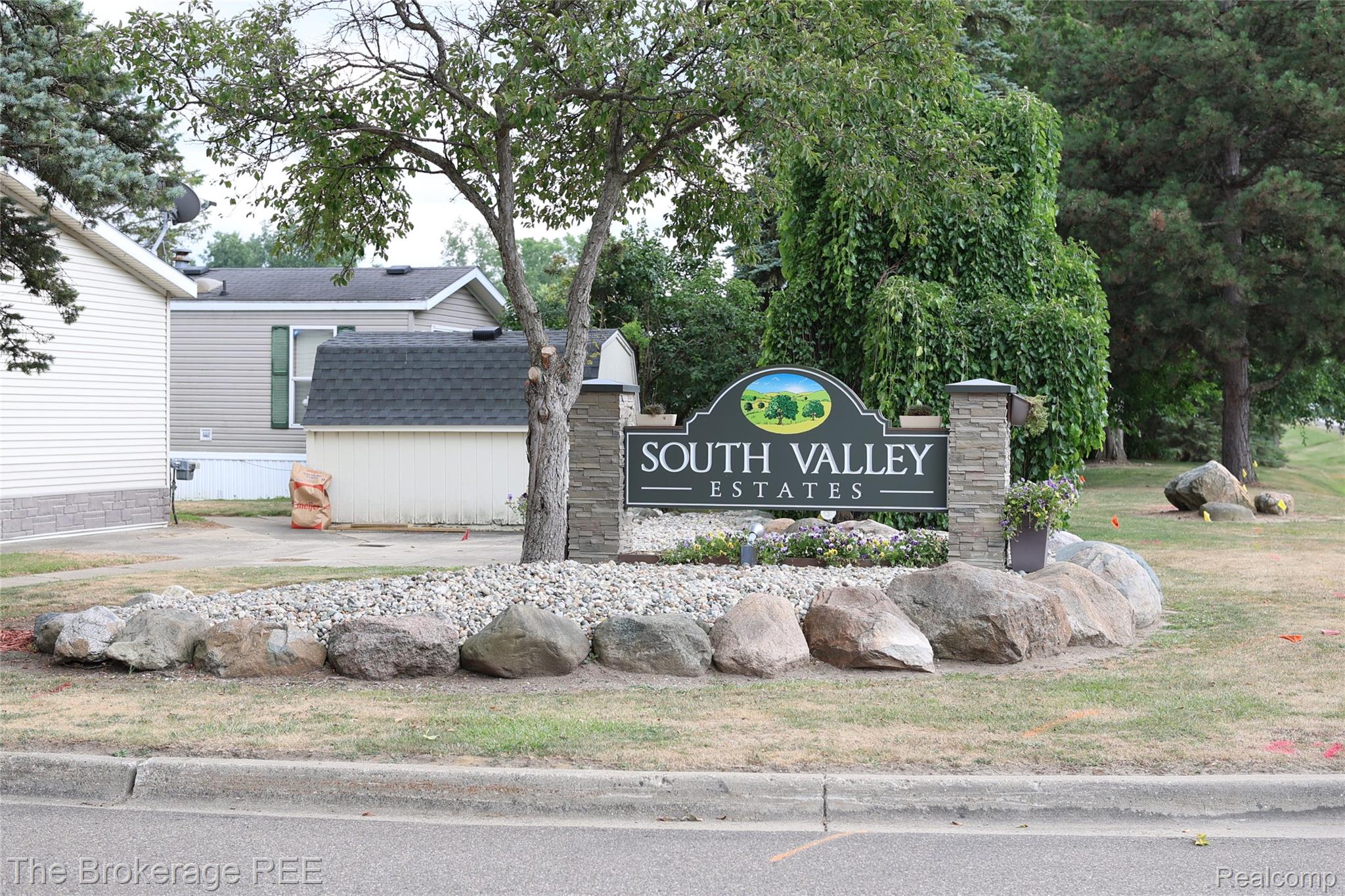 93 Woodcrest Property Photo 5