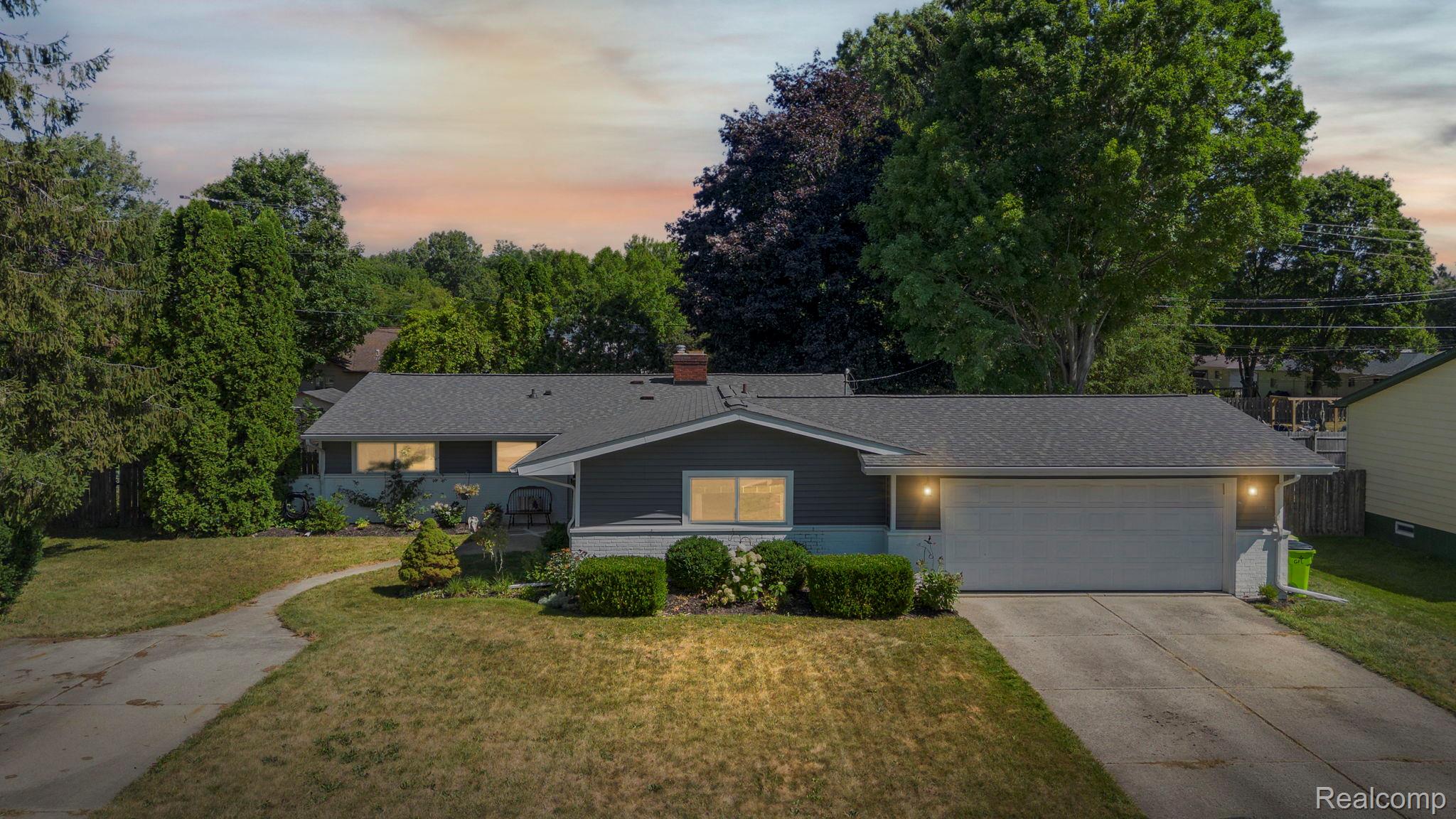 9194 Oakview Drive Property Photo 1