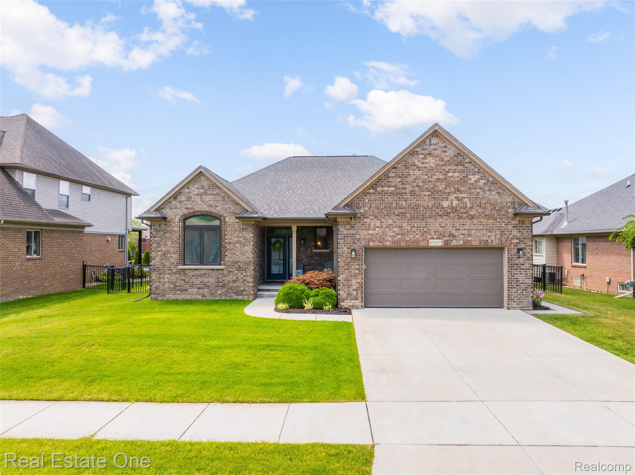 45627 Pentwater Drive Property Photo 1
