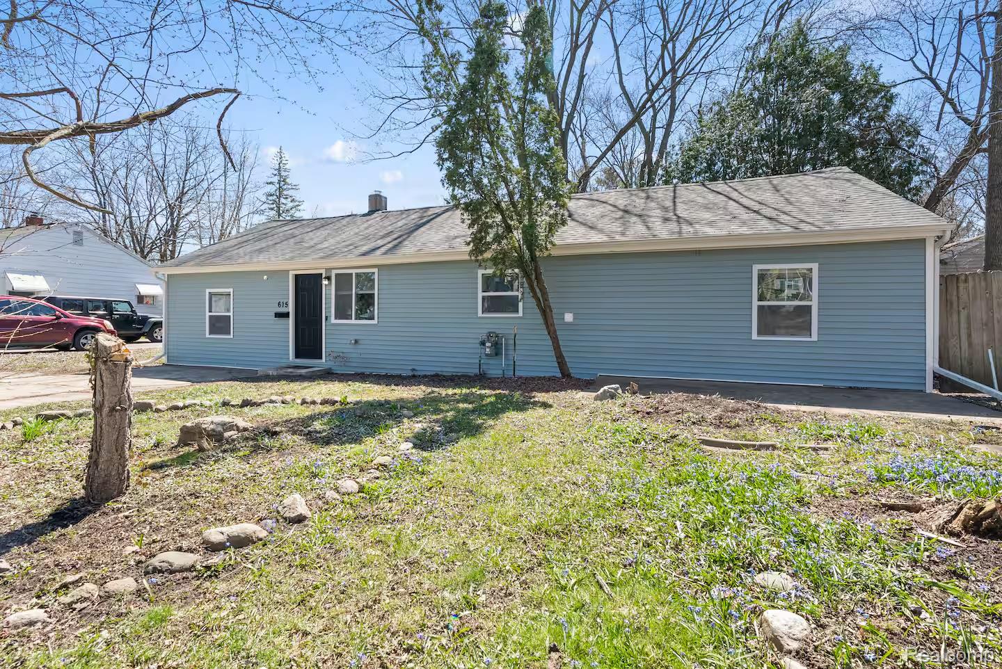 615 W Hodge Avenue Property Photo 1