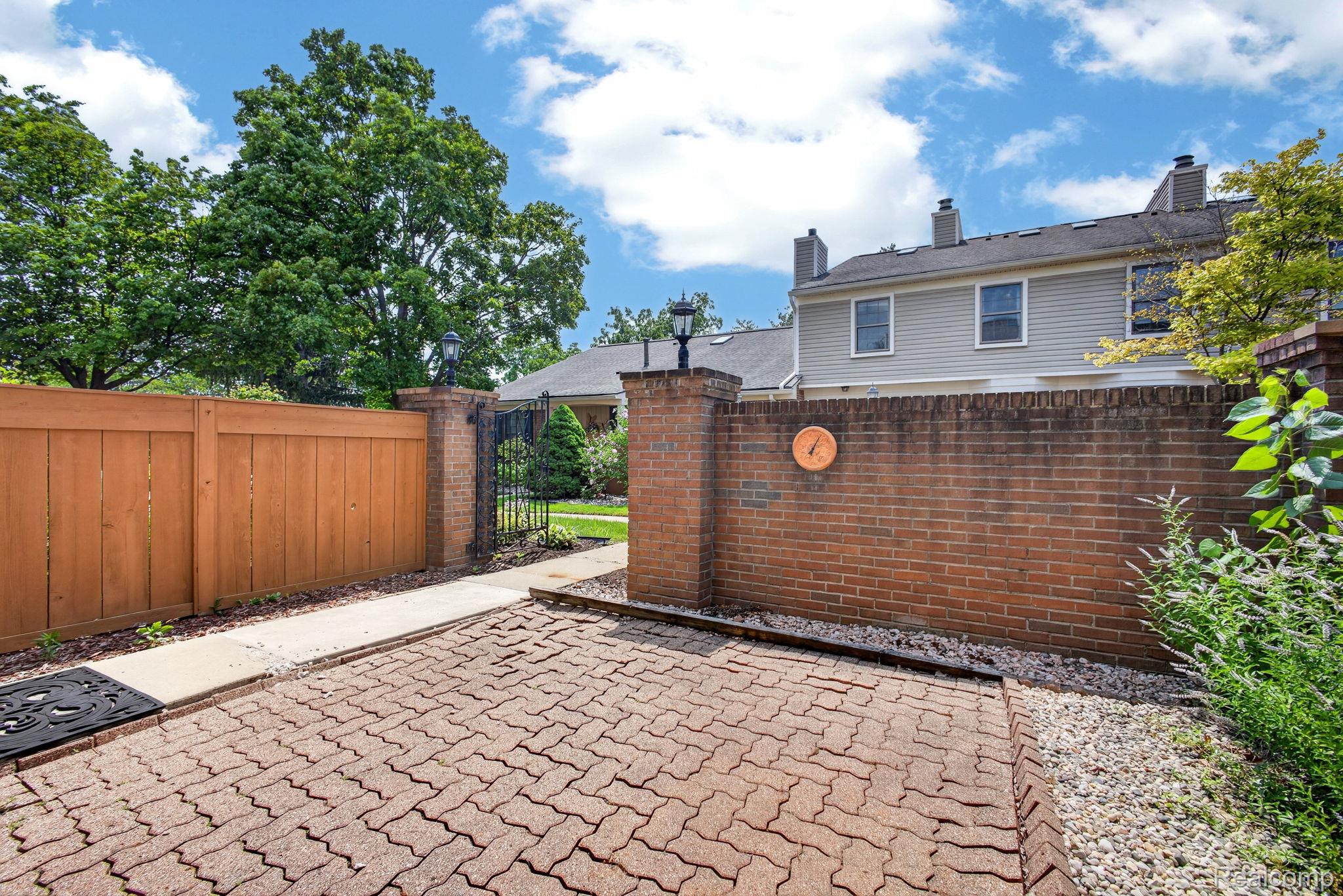 22204 Pondview Property Photo 3