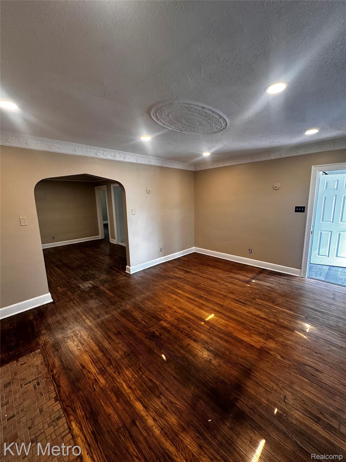 17139 Roselawn Street Property Photo 6