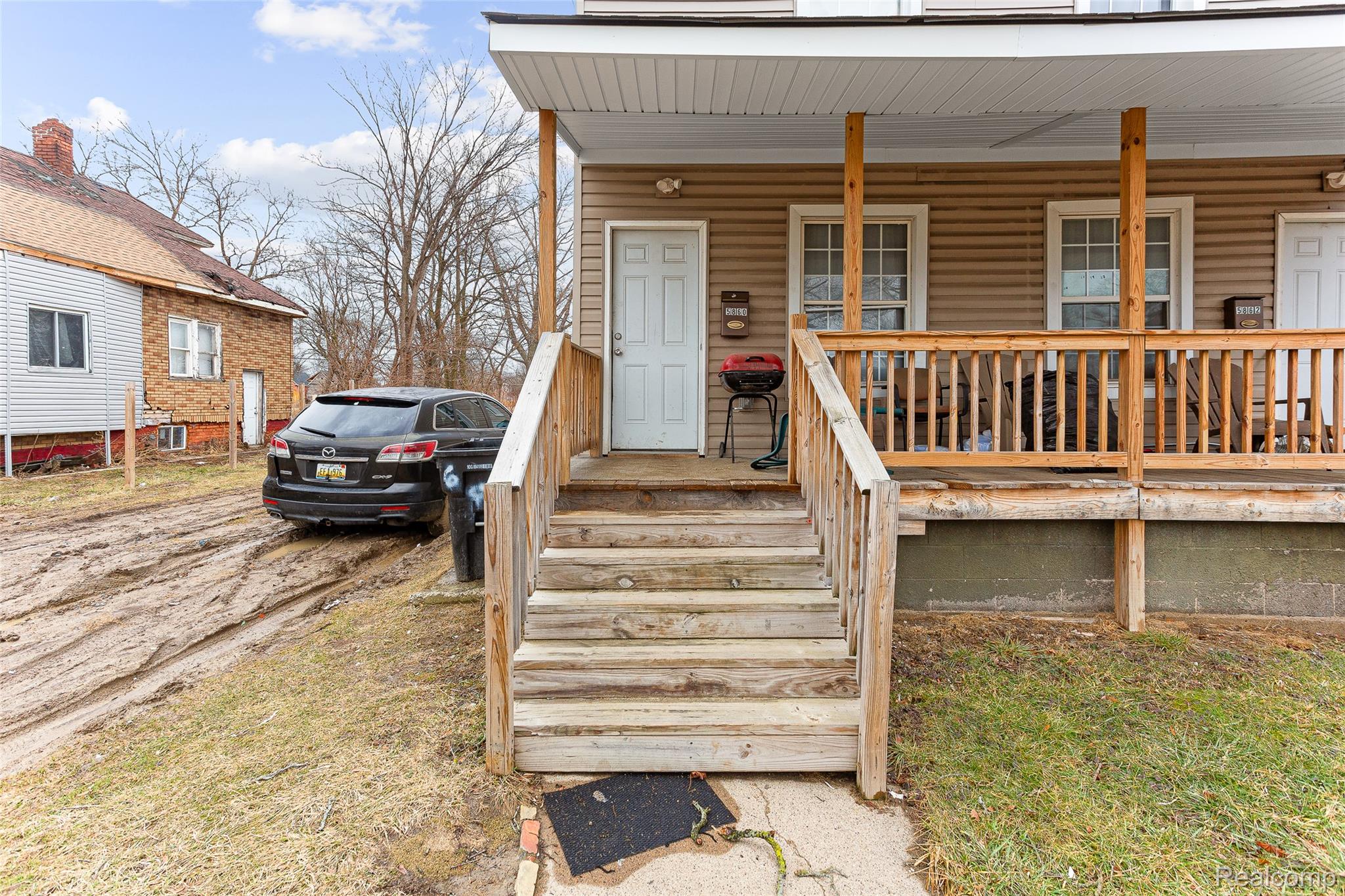 5860 Hazlett Street Property Photo 2