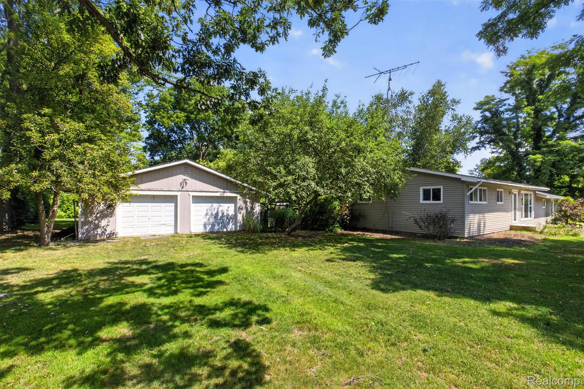 1279 E Burnside Road Property Photo 3