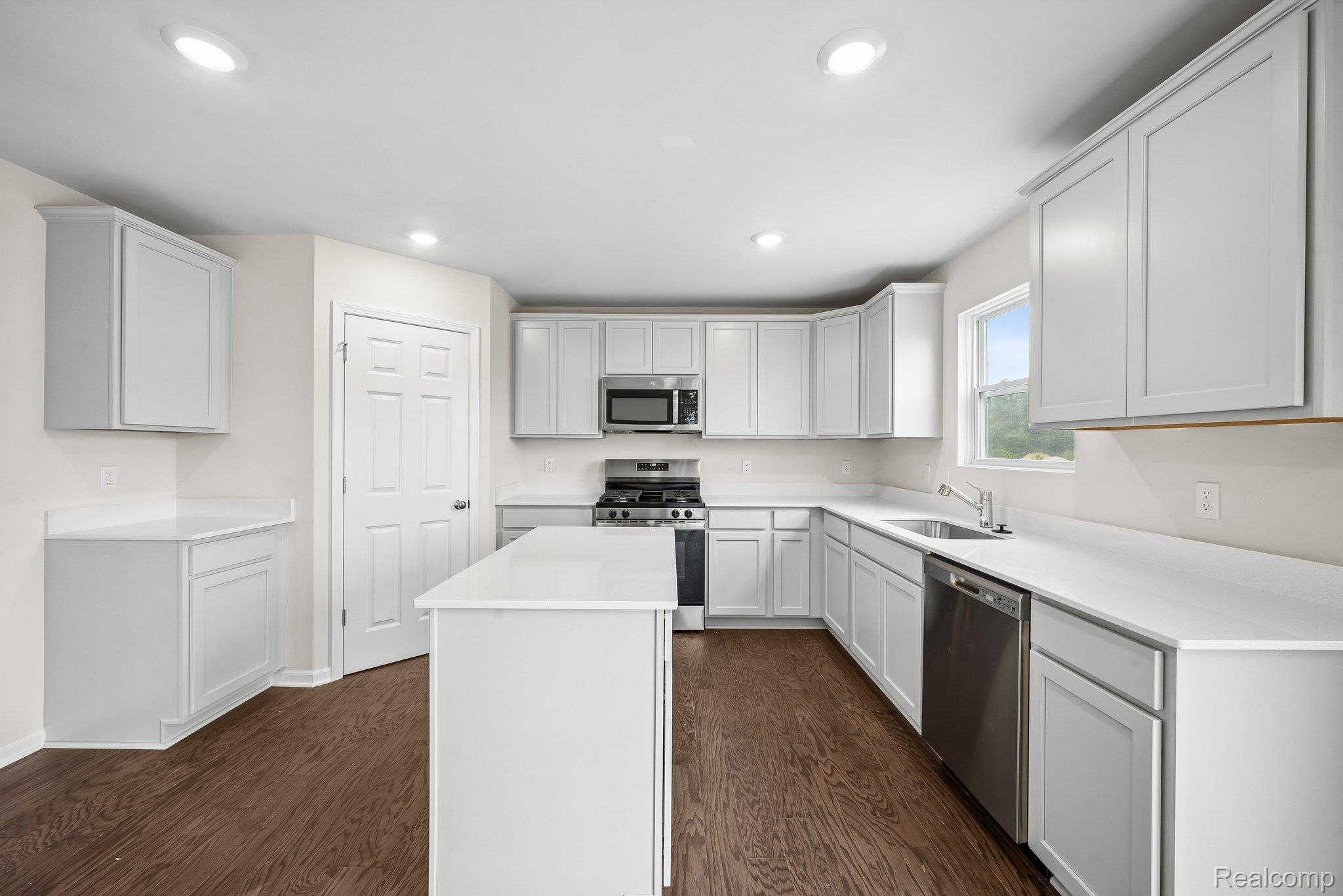 387 Edge Brook Property Photo 4