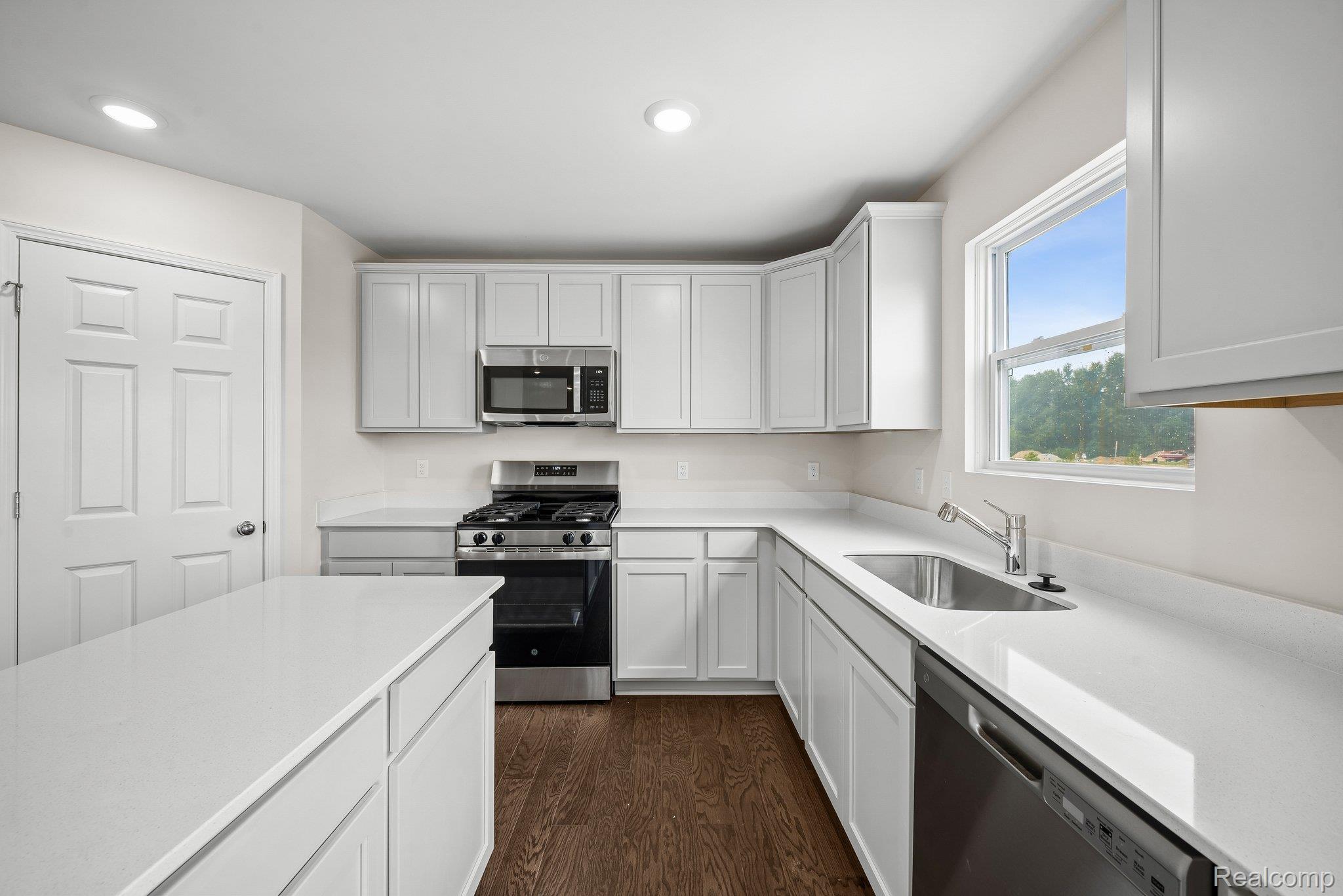 387 Edge Brook Property Photo 5