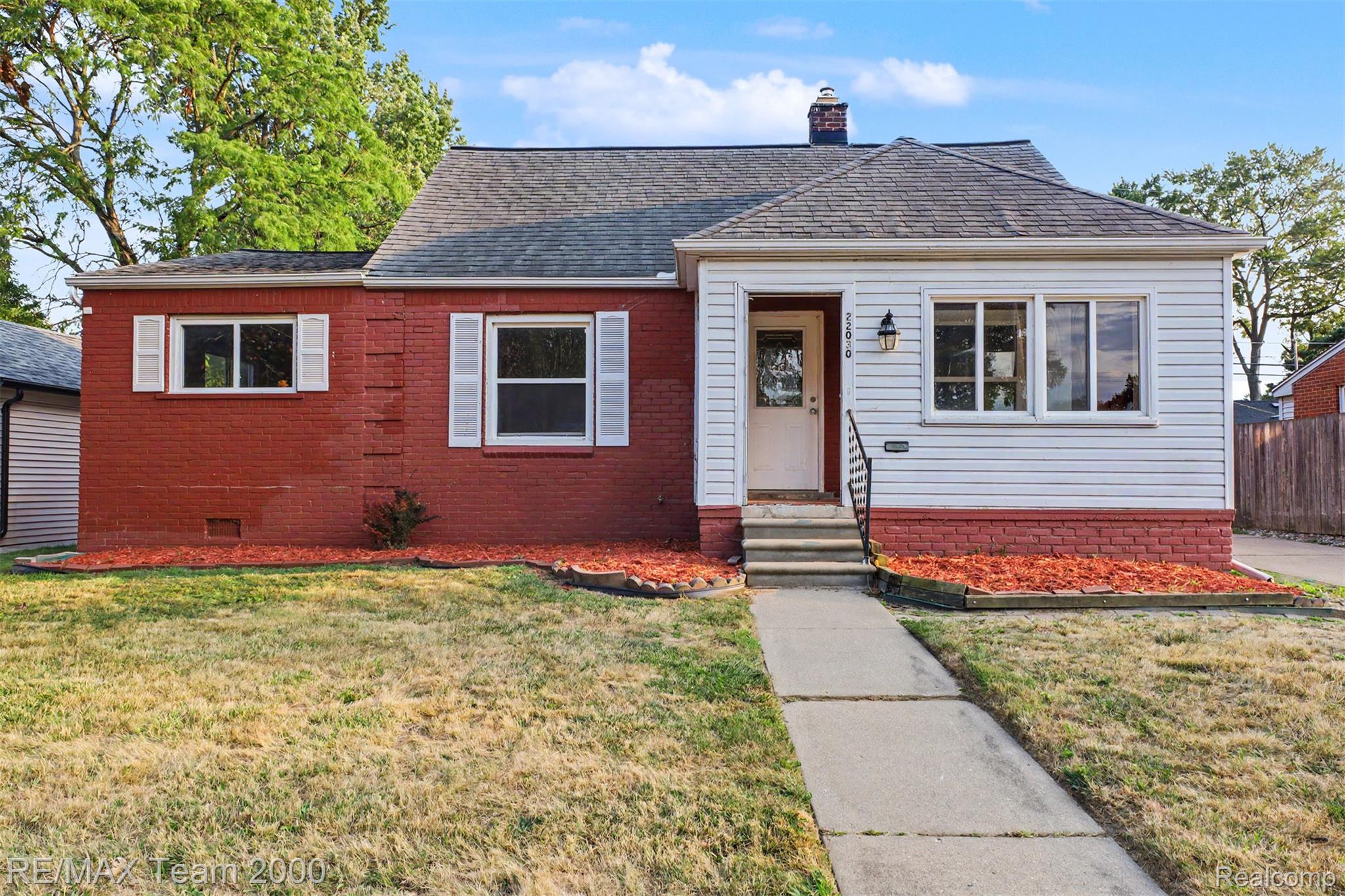 22030 Harper Lake Avenue Property Photo 1