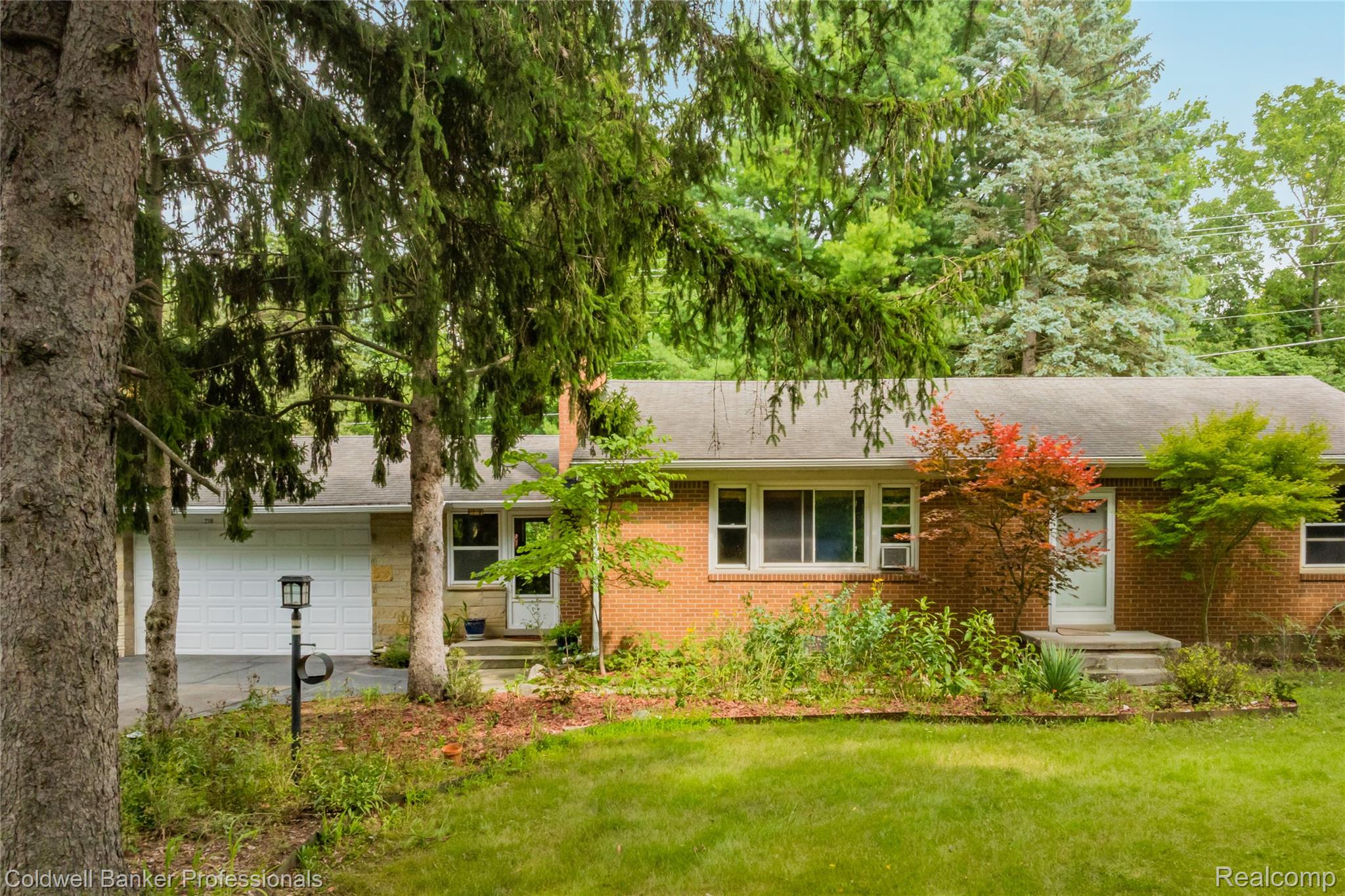 2318 N Newport Road Property Photo 1