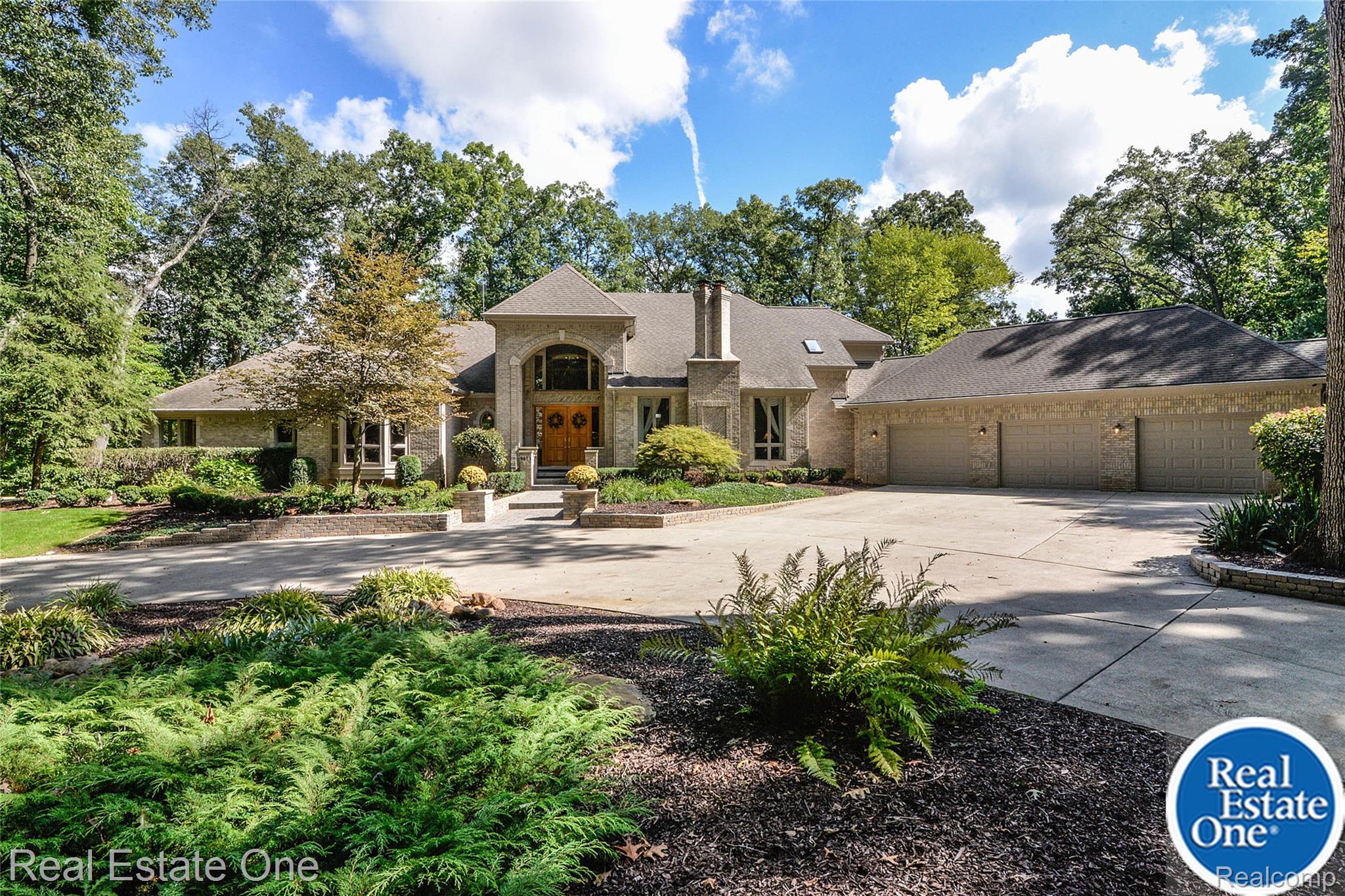 9673 Cross Creek Drive Property Photo 1