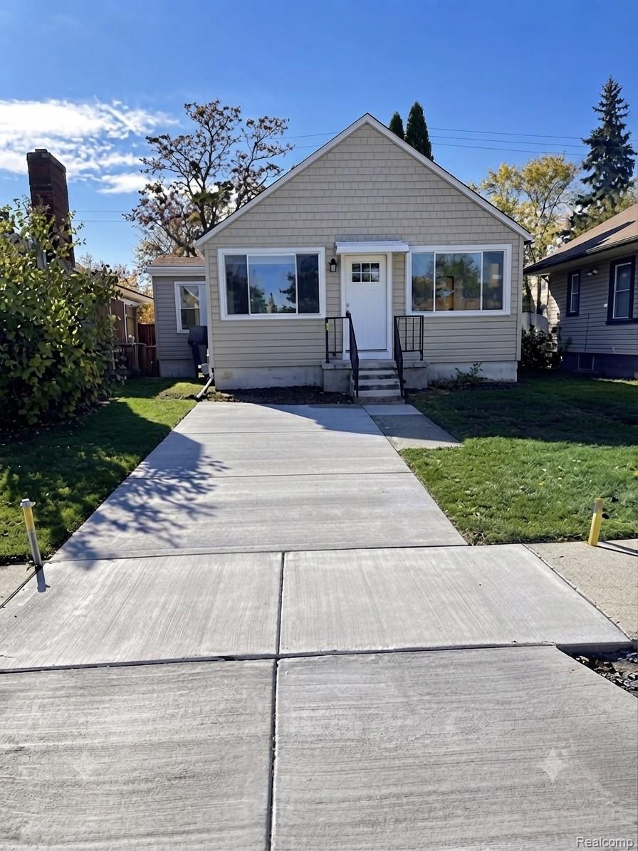 557 WHITE Avenue Property Photo 1
