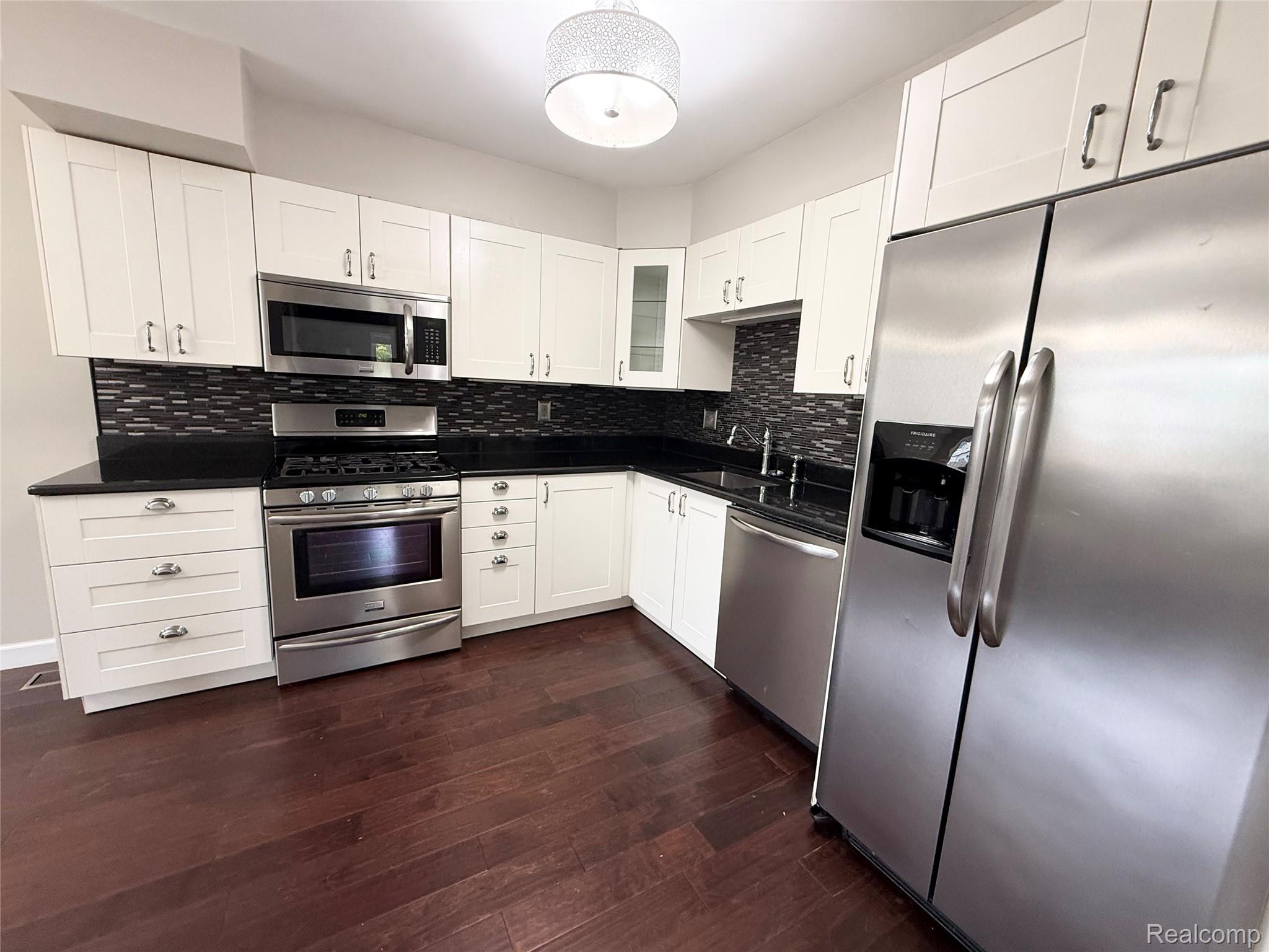 41732 Onaway Drive Property Photo 9