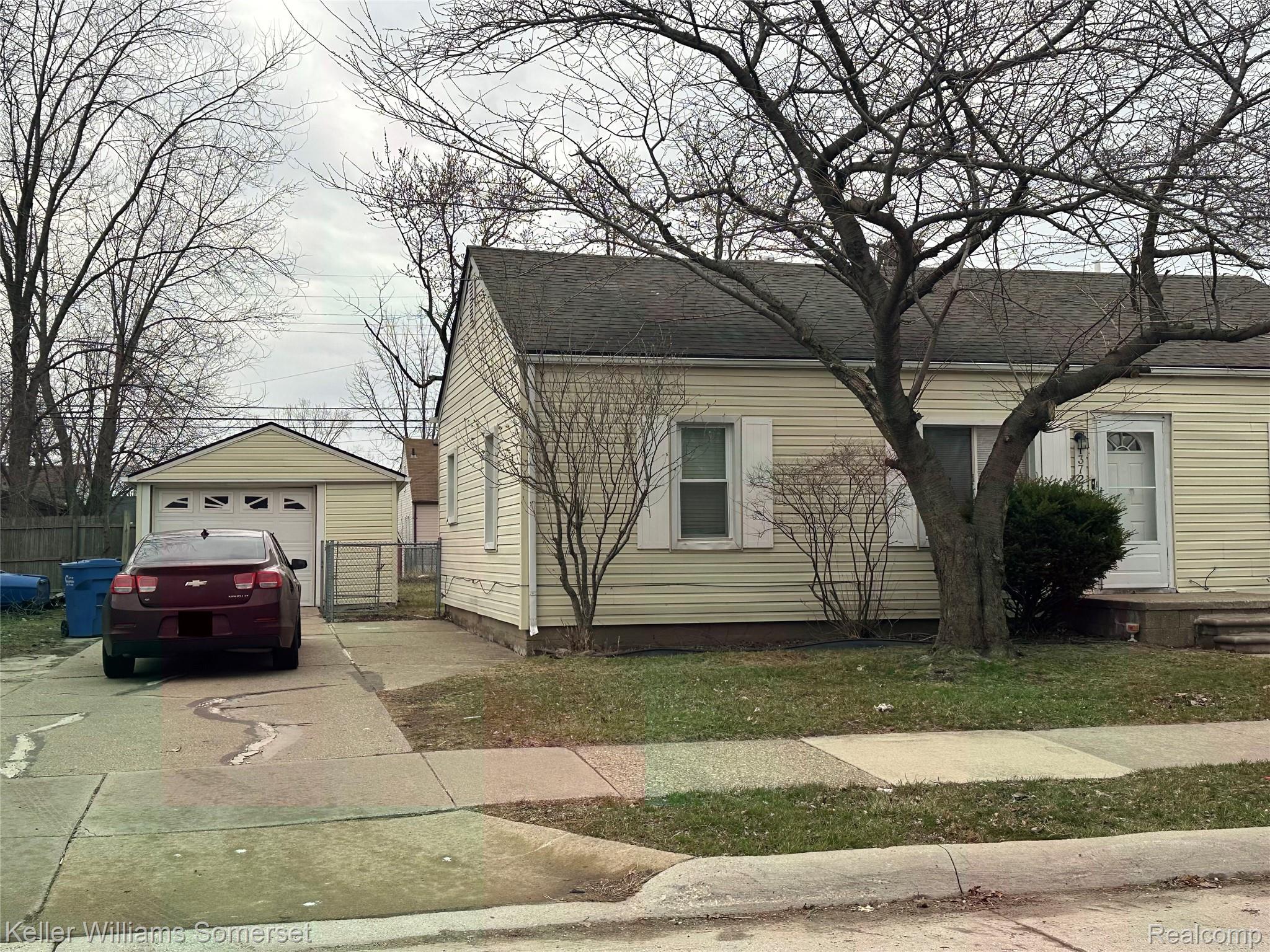 13723 Hendricks Avenue Property Photo 2