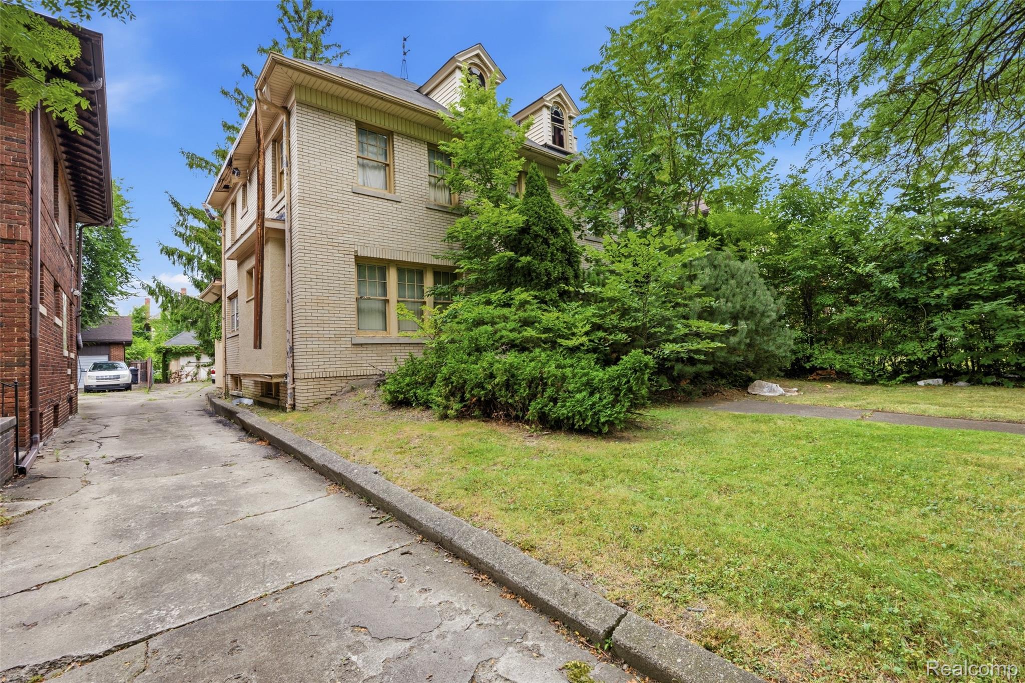 1636 W Boston Boulevard Property Photo 1