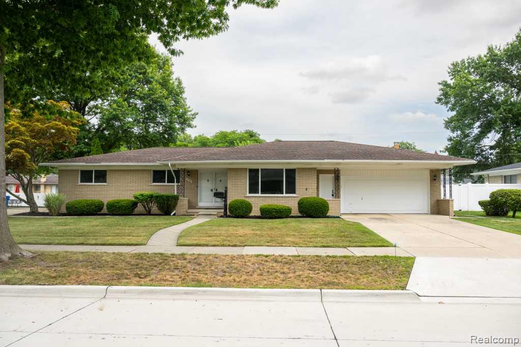 32400 Northampton Drive Property Photo 1