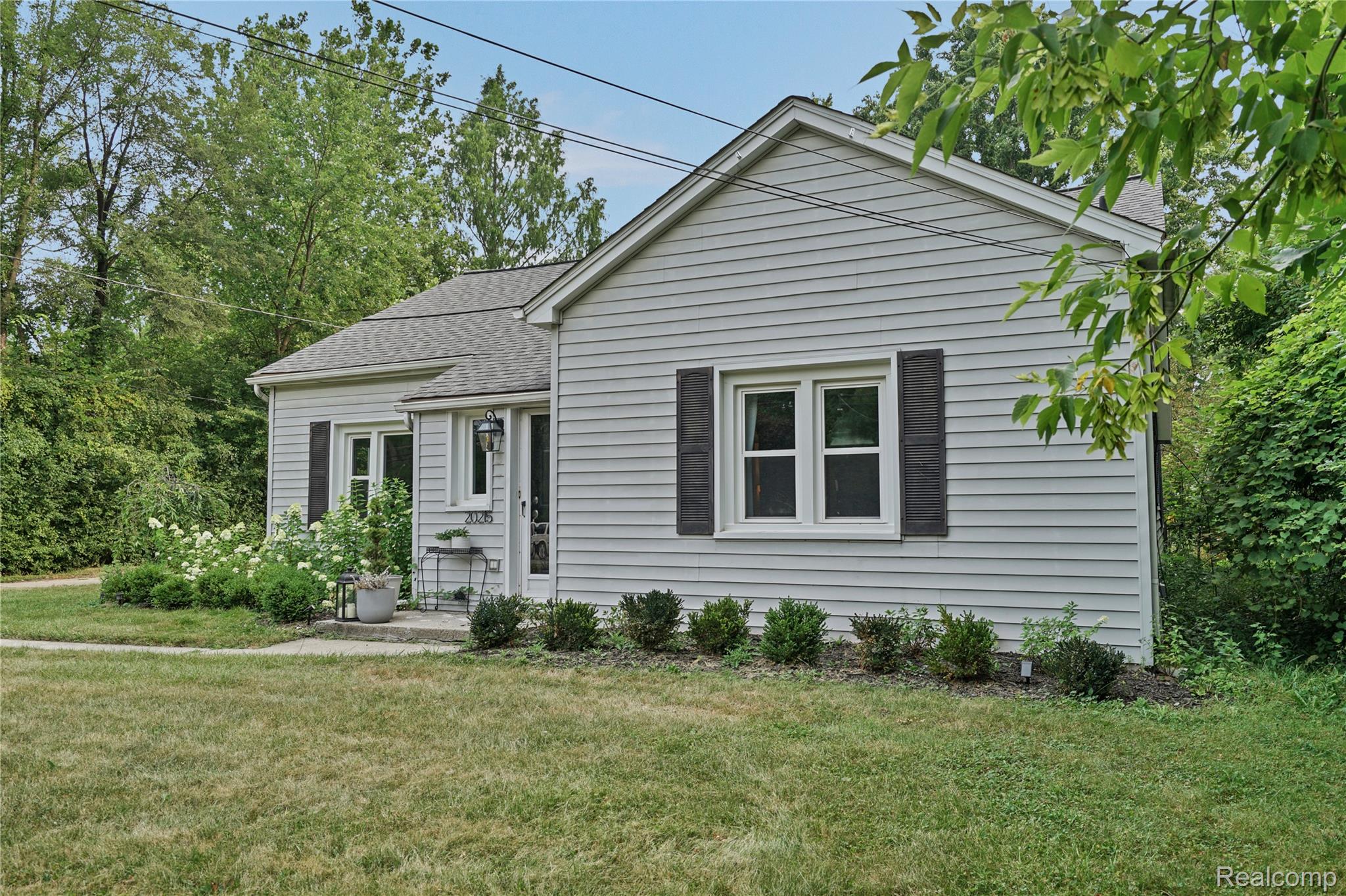 20215 W Eastwood Drive Property Photo 3
