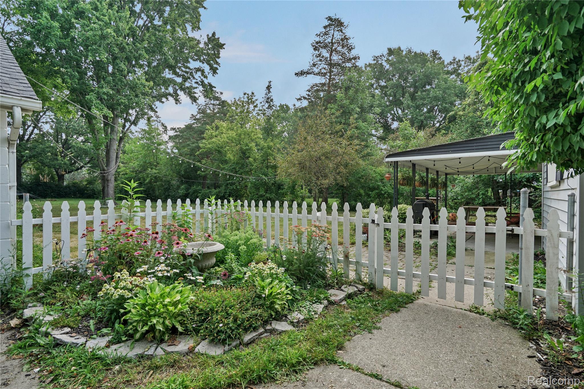 20215 W Eastwood Drive Property Photo 4