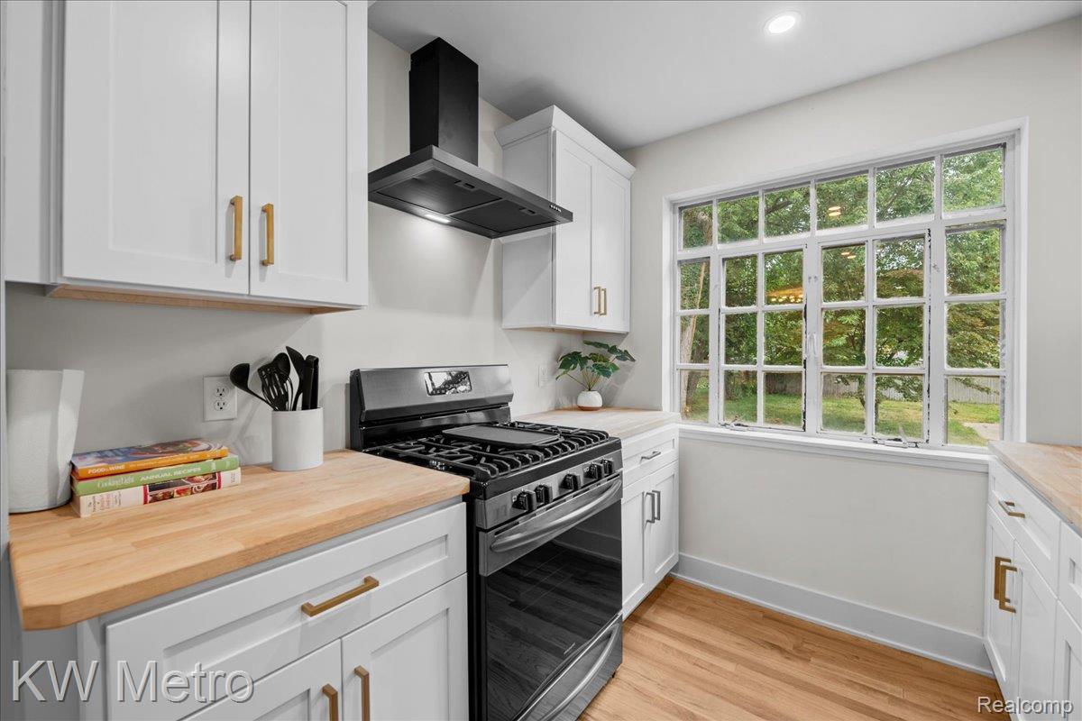 14554 Woodmont Avenue Property Photo 13