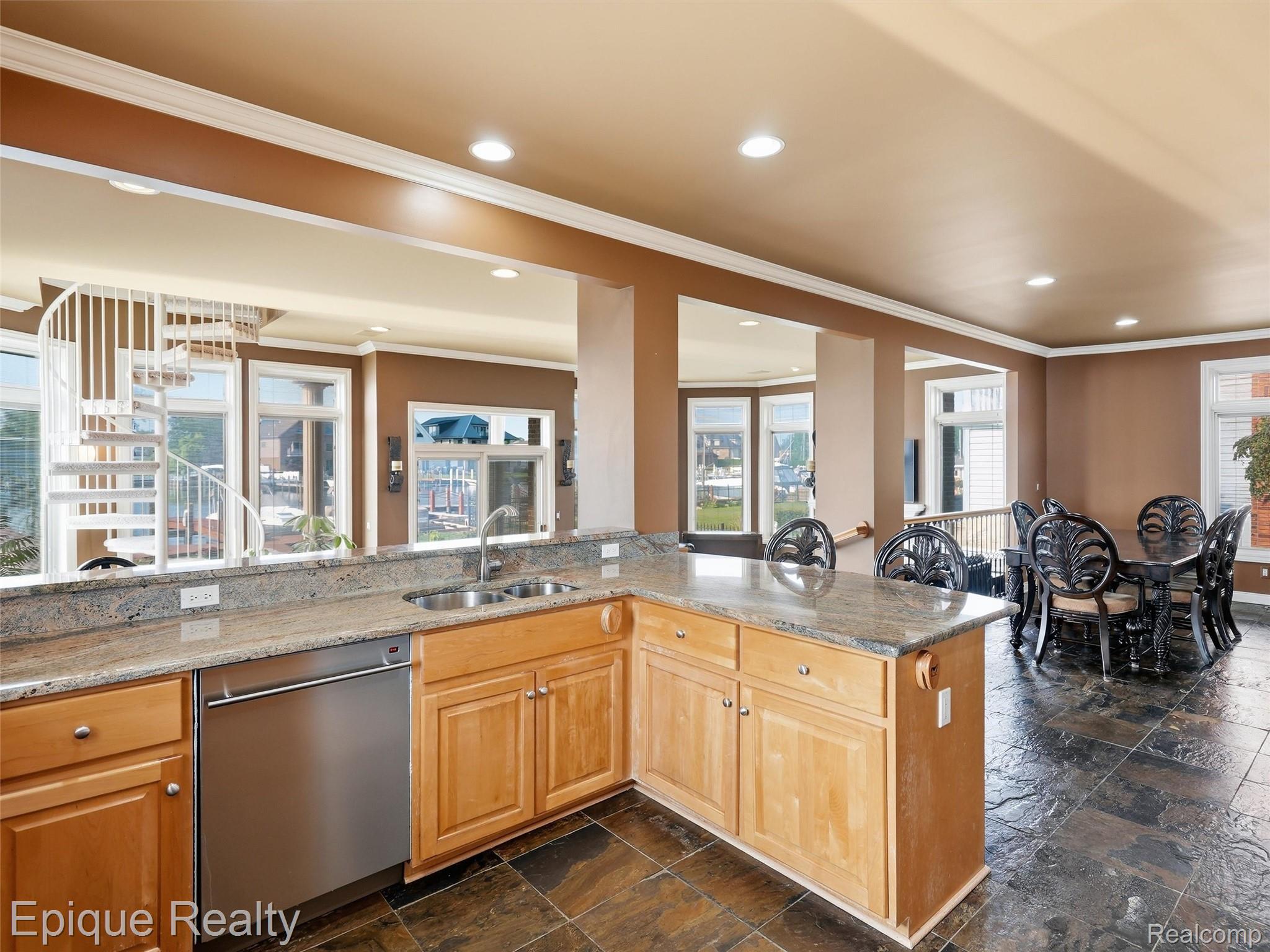 32354 N River Road Property Photo 10