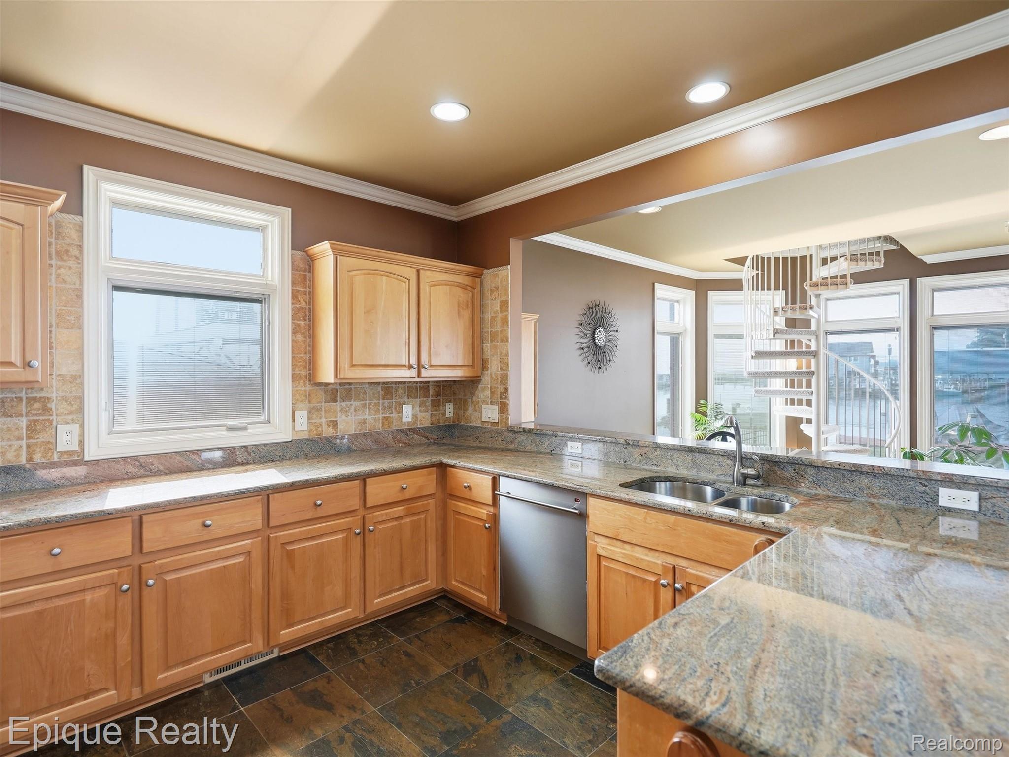 32354 N River Road Property Photo 11