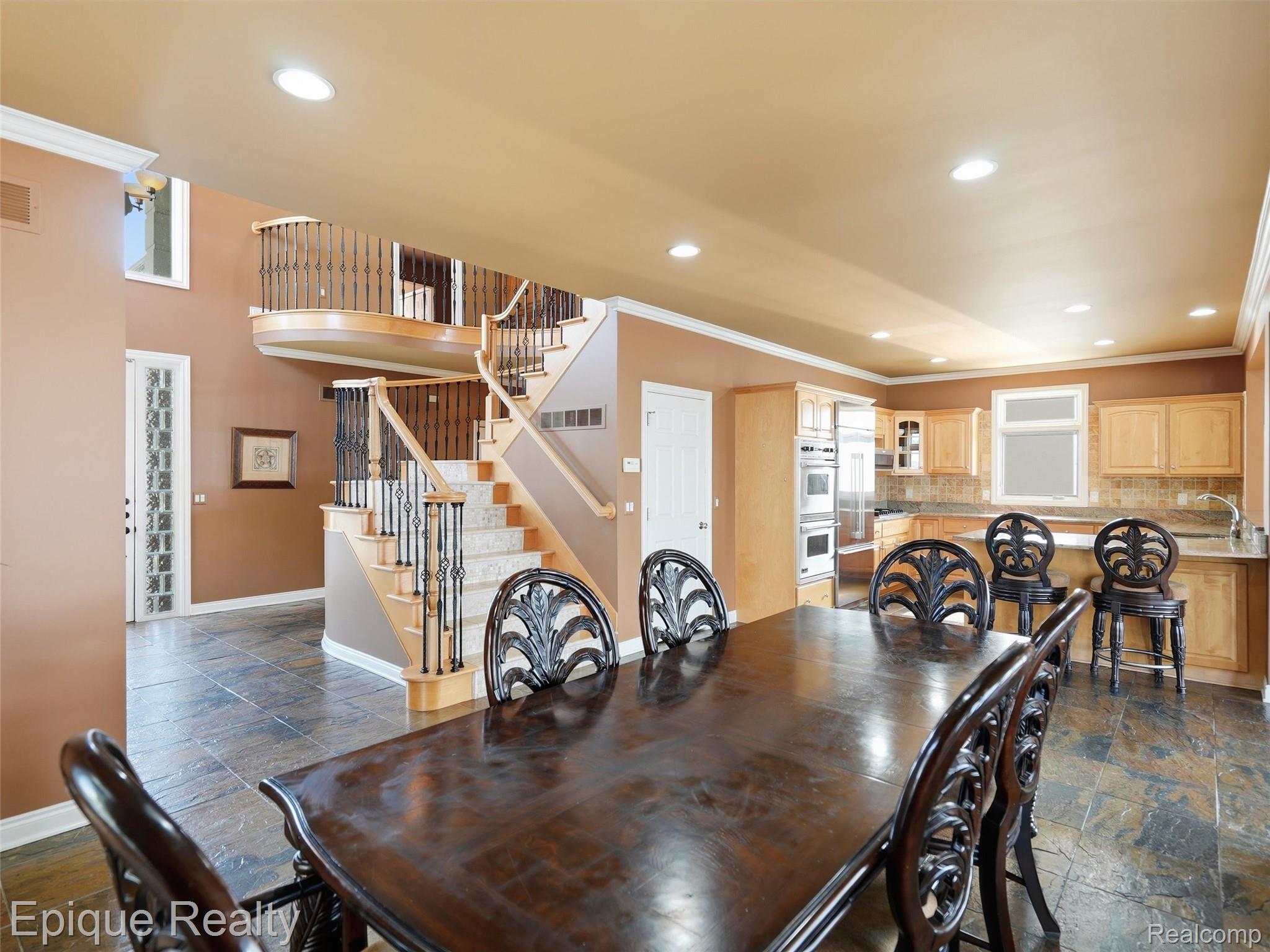 32354 N River Road Property Photo 13