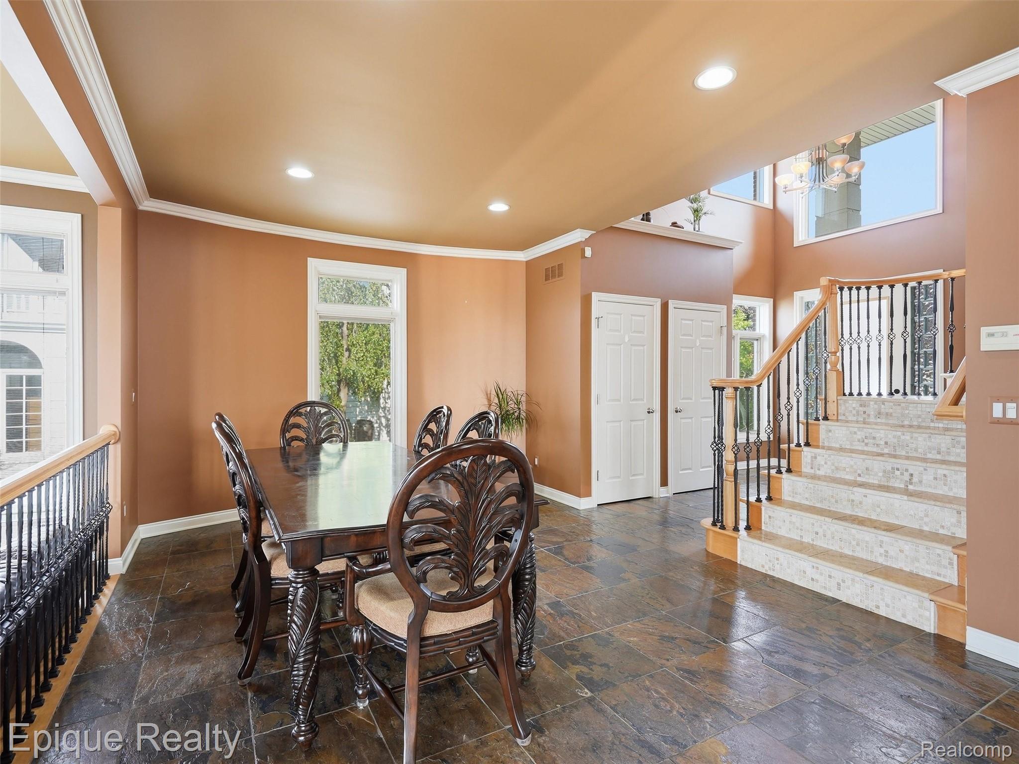 32354 N River Road Property Photo 14