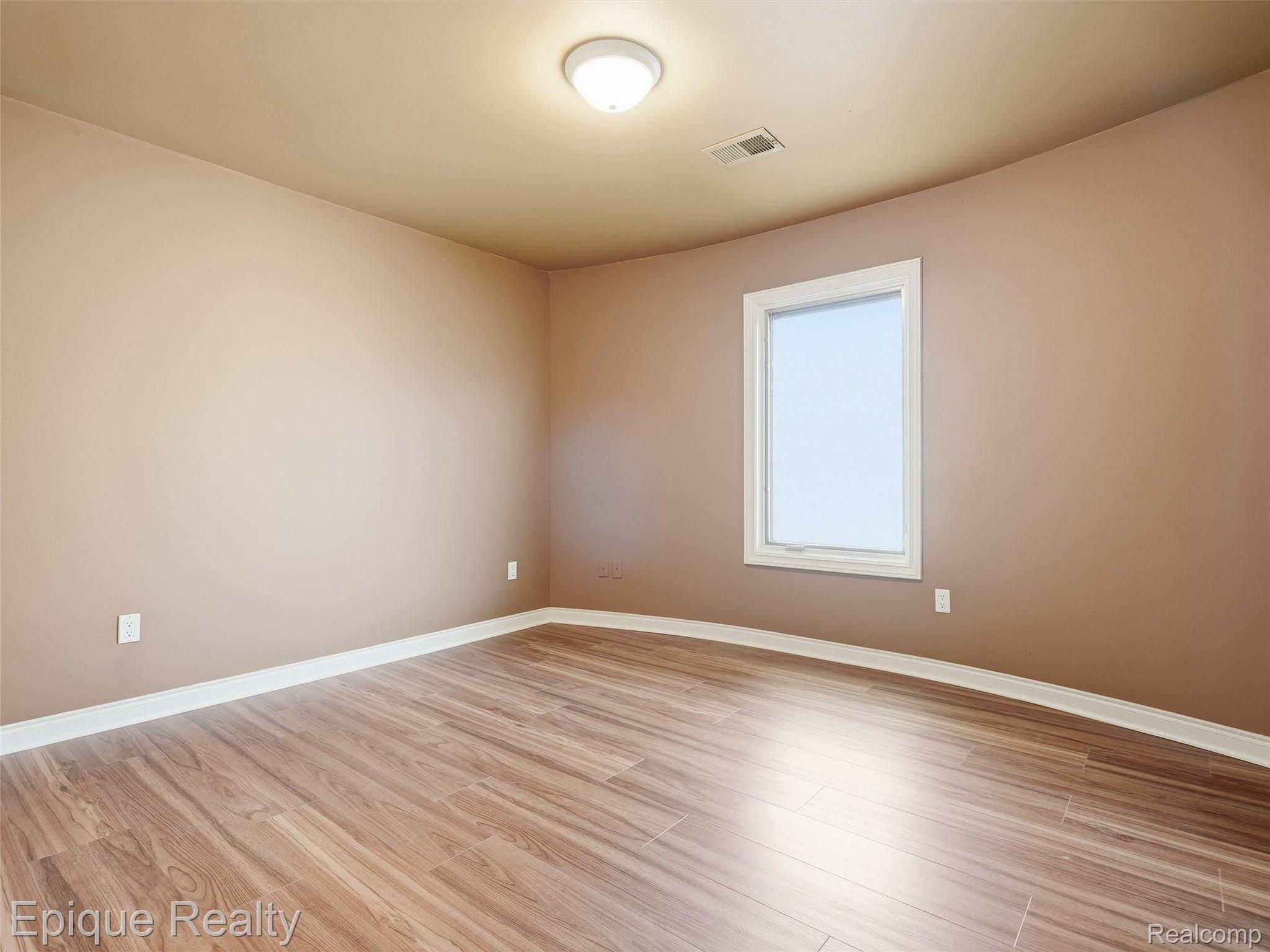 32354 N River Road Property Photo 36
