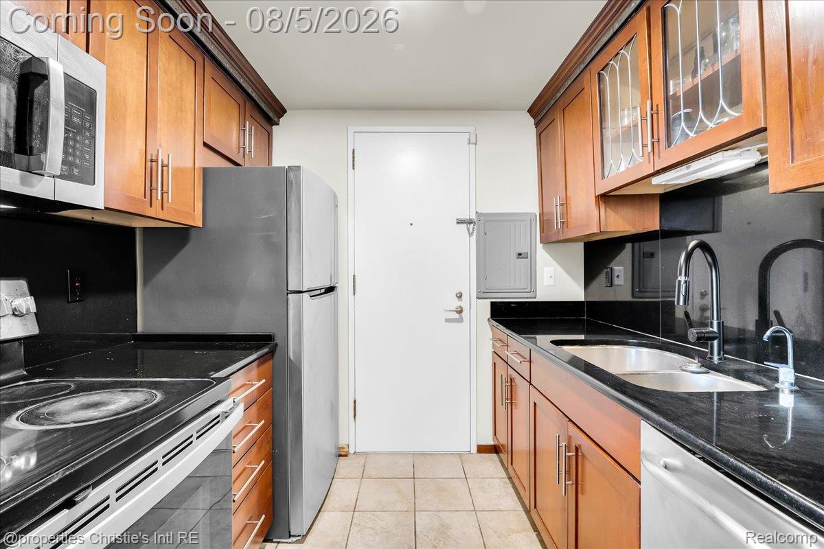 8200 E Jefferson Avenue Property Photo 20