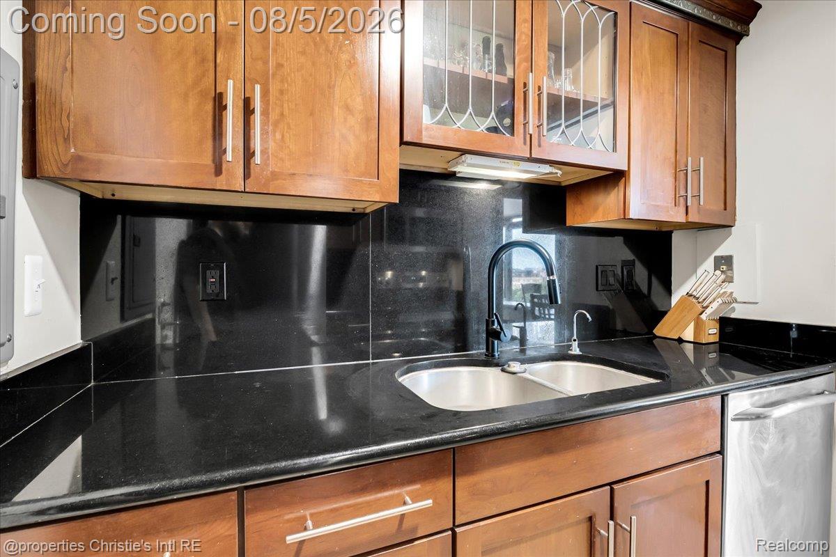 8200 E Jefferson Avenue Property Photo 22