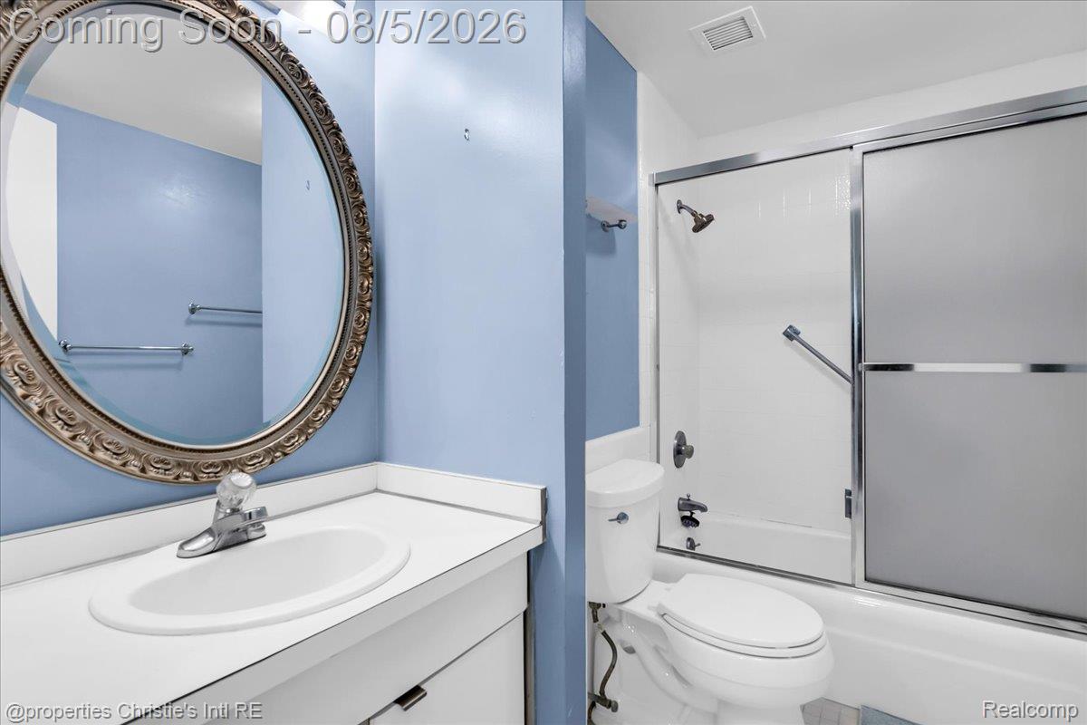 8200 E Jefferson Avenue Property Photo 29