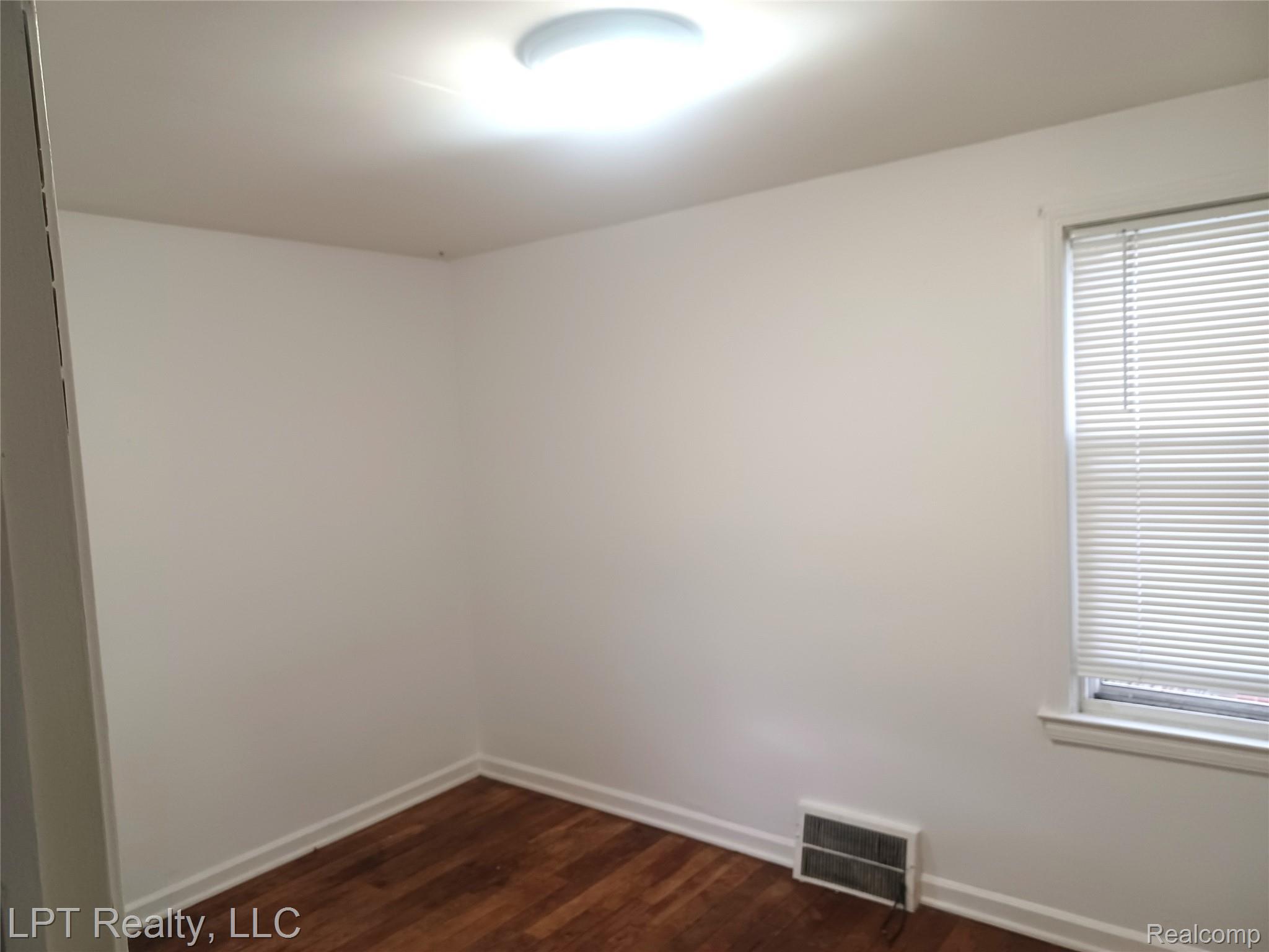 1009 E 4th Street Property Photo 9