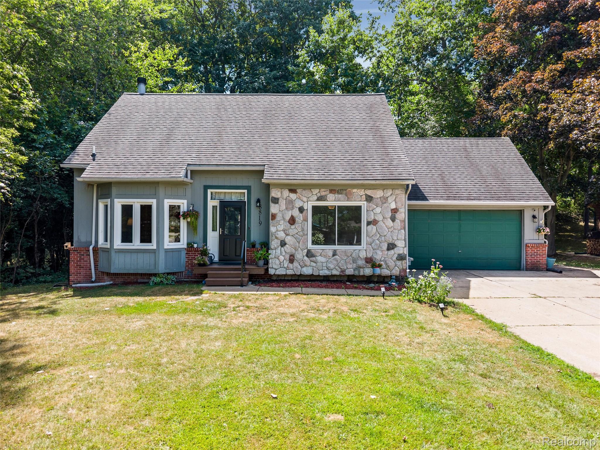 8819 Woodshire Drive Property Photo 1