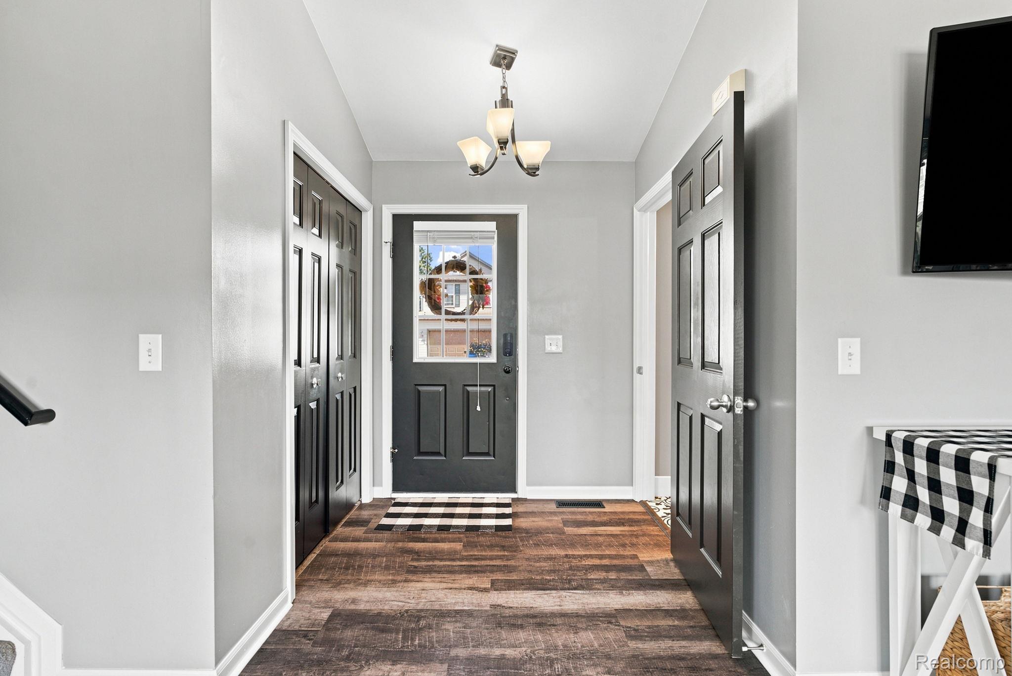 5189 Meadow Crest Circle Property Photo 7