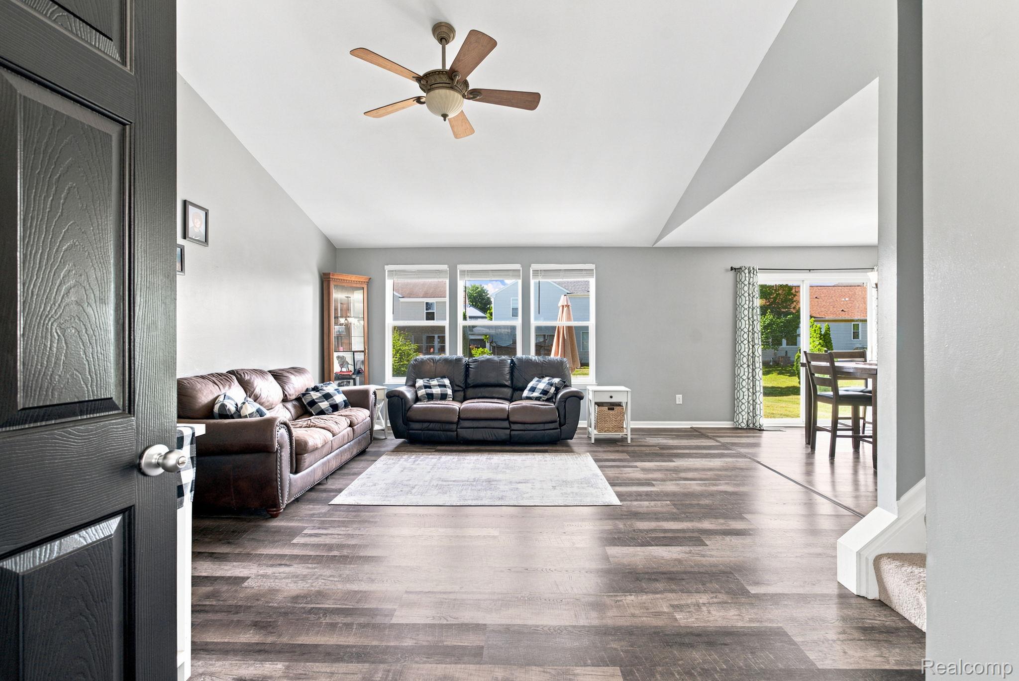 5189 Meadow Crest Circle Property Photo 8